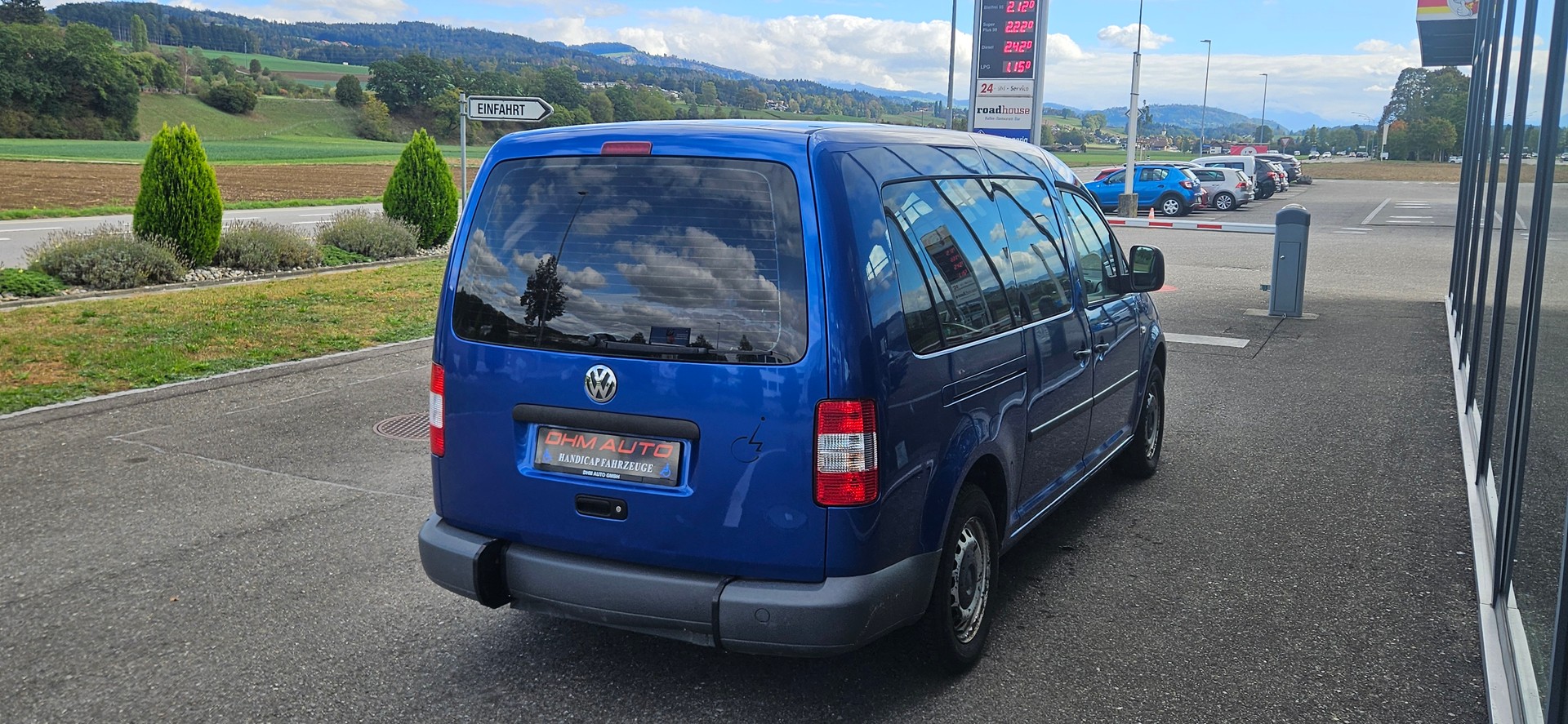 VW Behindertengerecht-Rampe / 5-Sitze & ein Rollstuhlfahrer/in-image-6