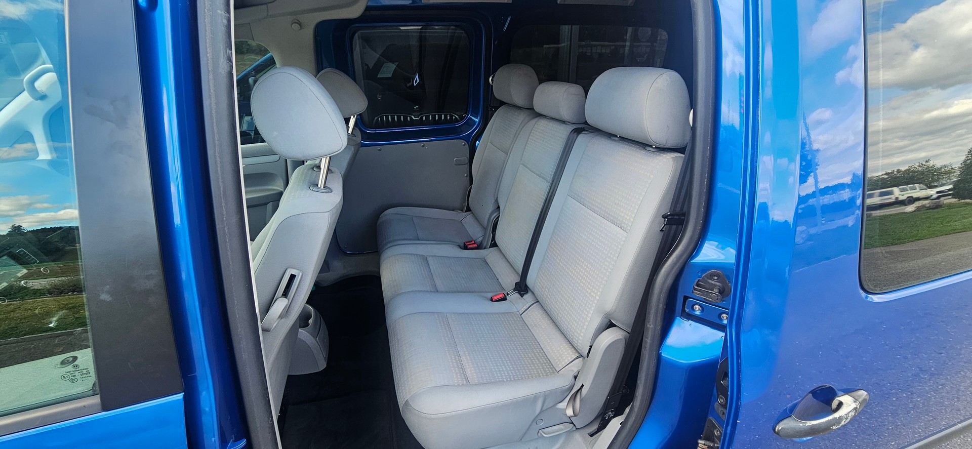 VW Behindertengerecht-Rampe / 5-Sitze & ein Rollstuhlfahrer/in-image-11