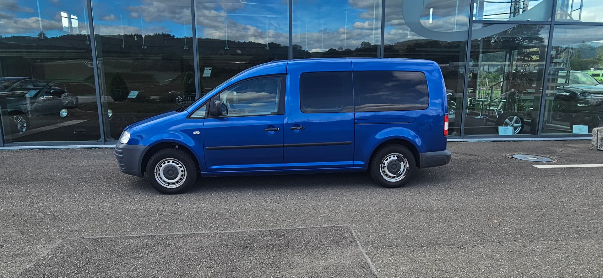 VW Behindertengerecht-Rampe / 5-Sitze & ein Rollstuhlfahrer/in-image-4