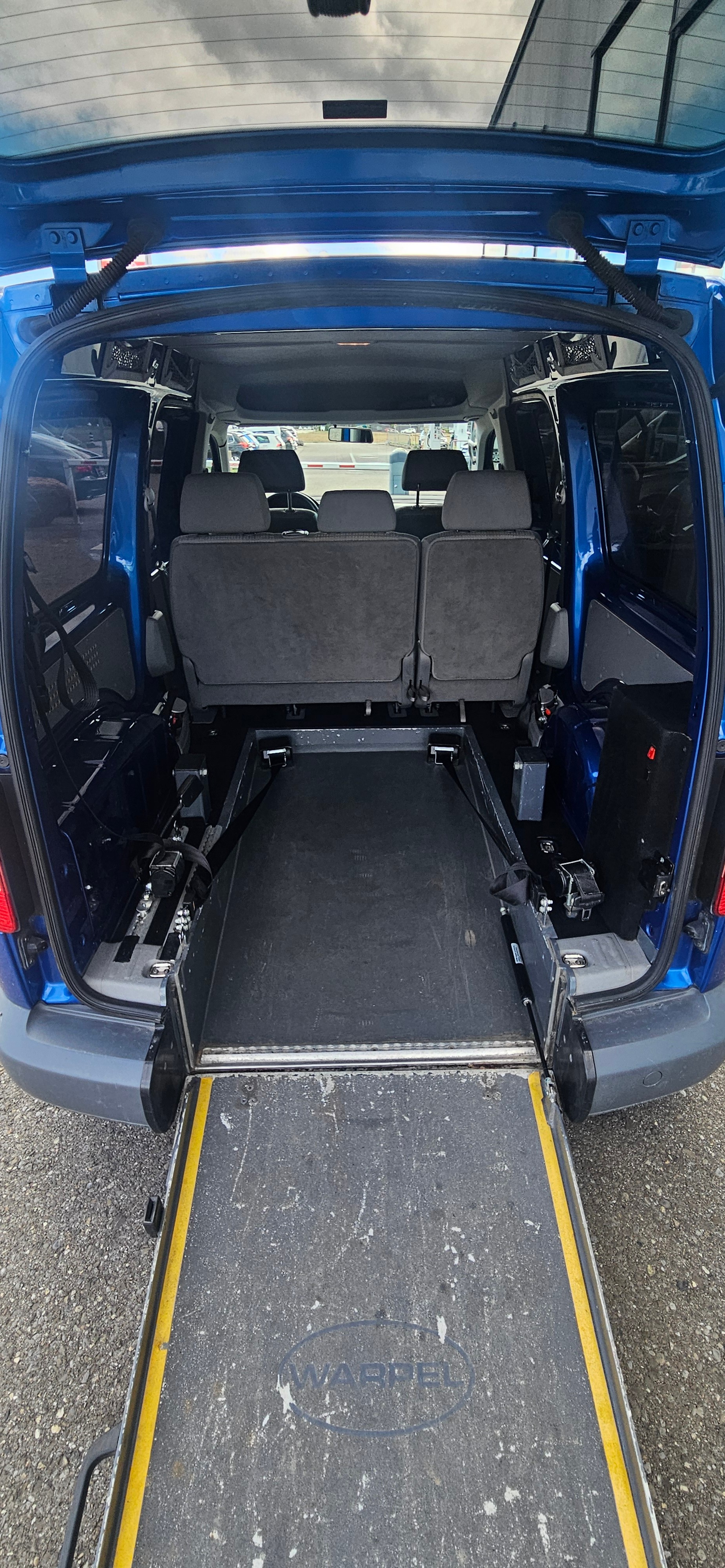 VW Behindertengerecht-Rampe / 5-Sitze & ein Rollstuhlfahrer/in-image-14