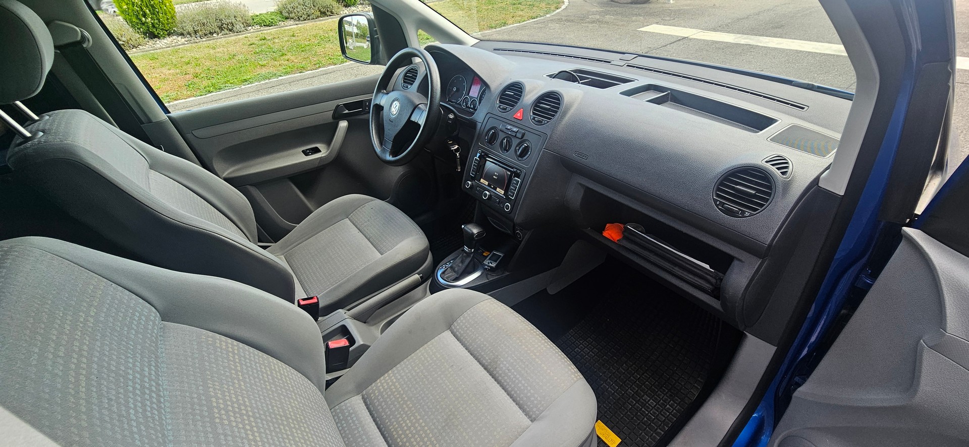 VW Behindertengerecht-Rampe / 5-Sitze & ein Rollstuhlfahrer/in-image-9