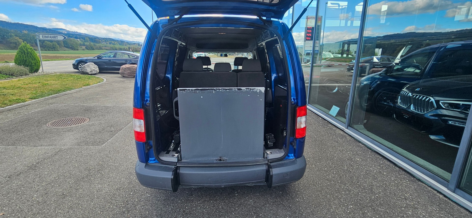 VW Behindertengerecht-Rampe / 5-Sitze & ein Rollstuhlfahrer/in-image-12
