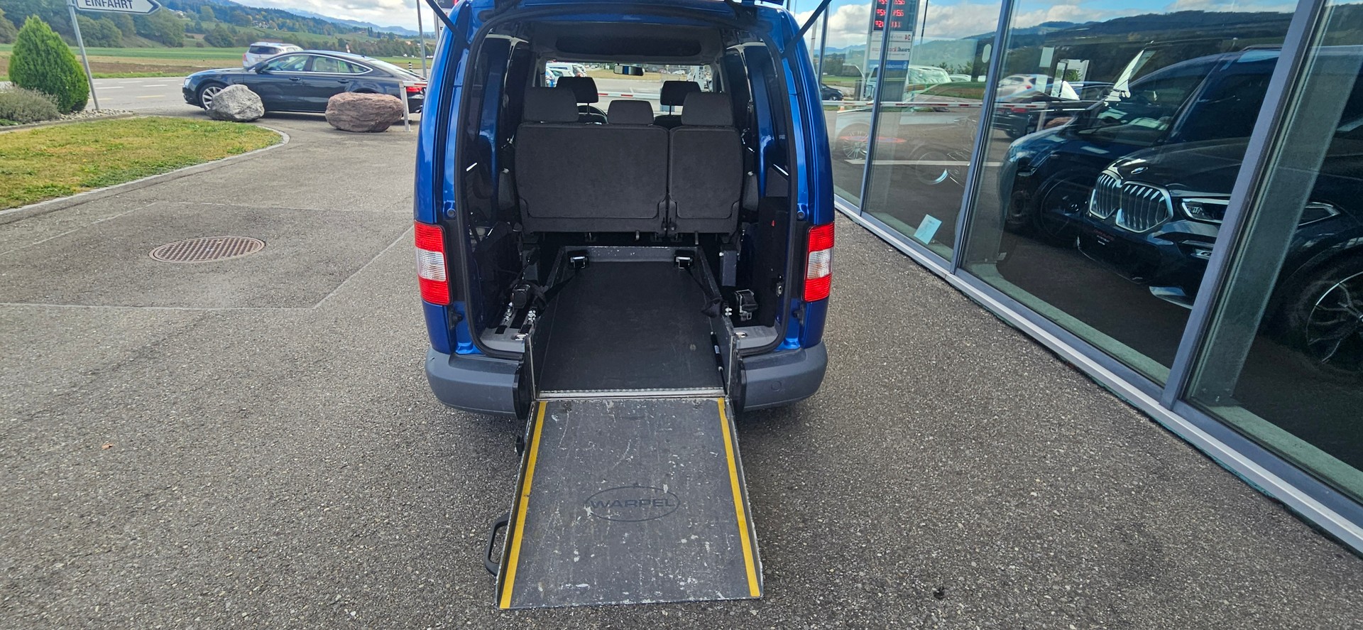 VW Behindertengerecht-Rampe / 5-Sitze & ein Rollstuhlfahrer/in-image-13