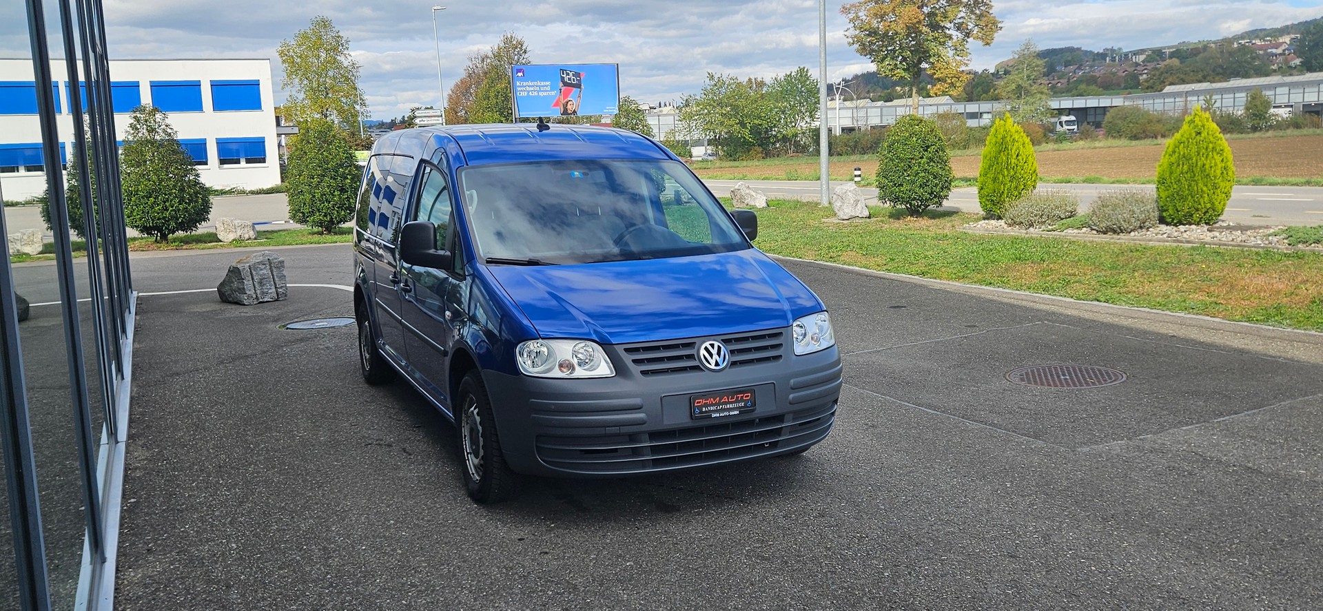 VW Behindertengerecht-Rampe / 5-Sitze & ein Rollstuhlfahrer/in-image-2