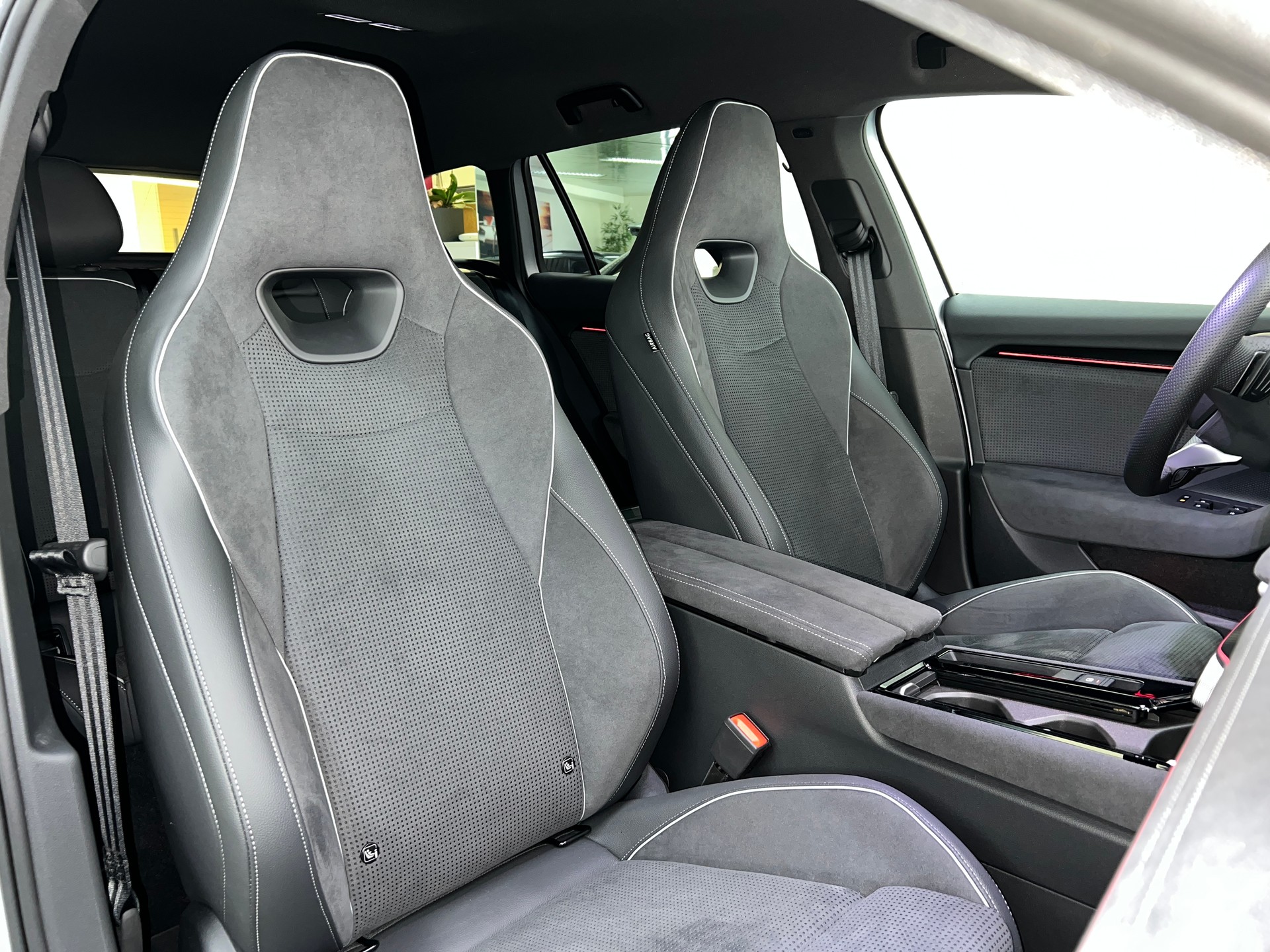 SKODA Superb Combi 2.0 TDi Sportline 4x4 DSG / 5 Jahre Garantie-image-6