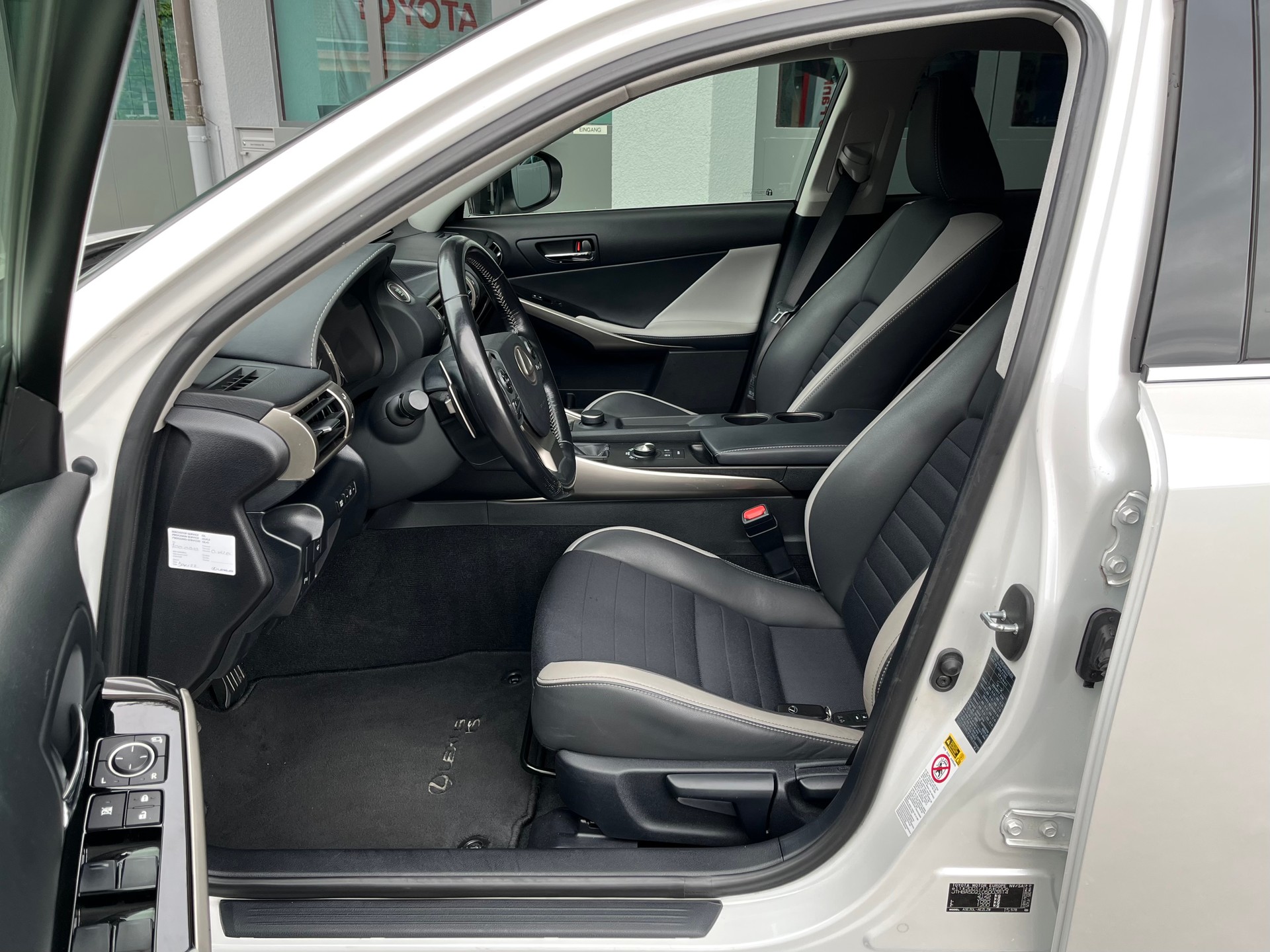 LEXUS IS 200t Sport Automatic-image-9