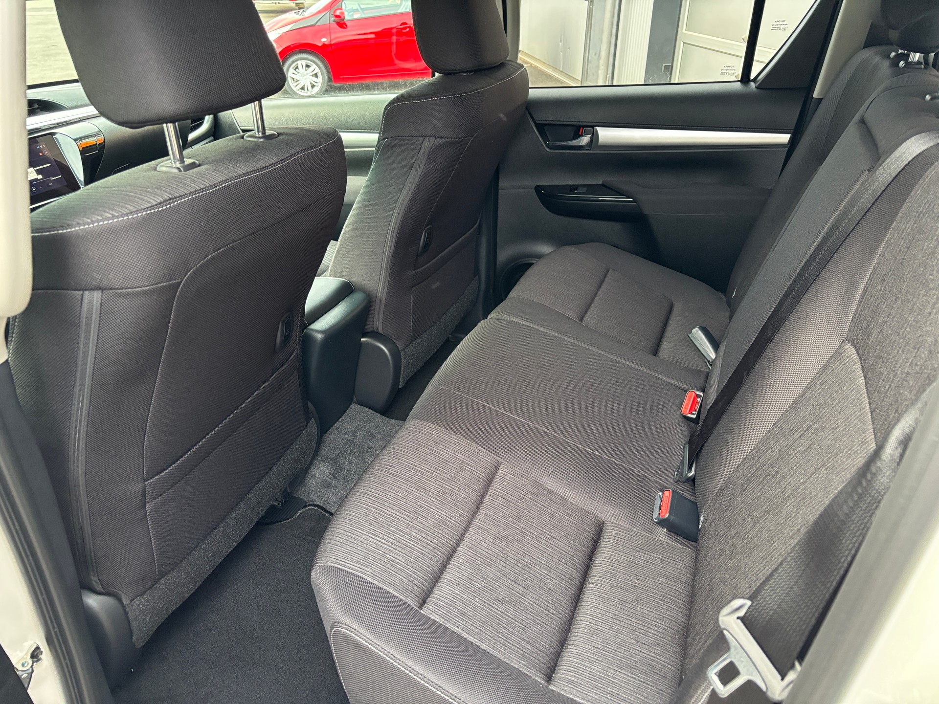 TOYOTA Hilux 2.8D-4D MHEV Style Double Cab 4x4 A-image-6