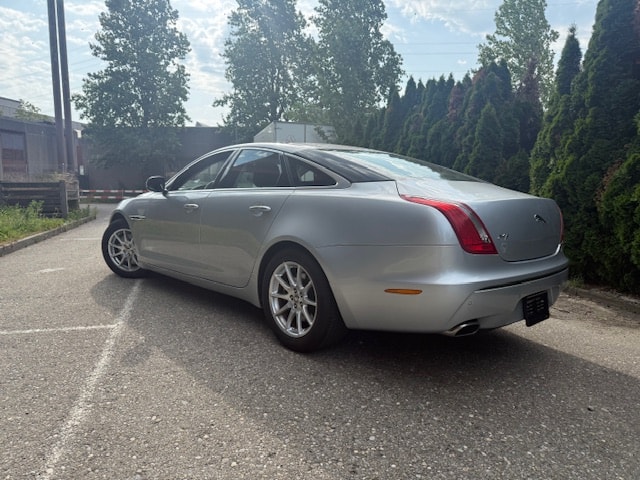JAGUAR XJ 3.0d V6 Luxury Automatic-image-4
