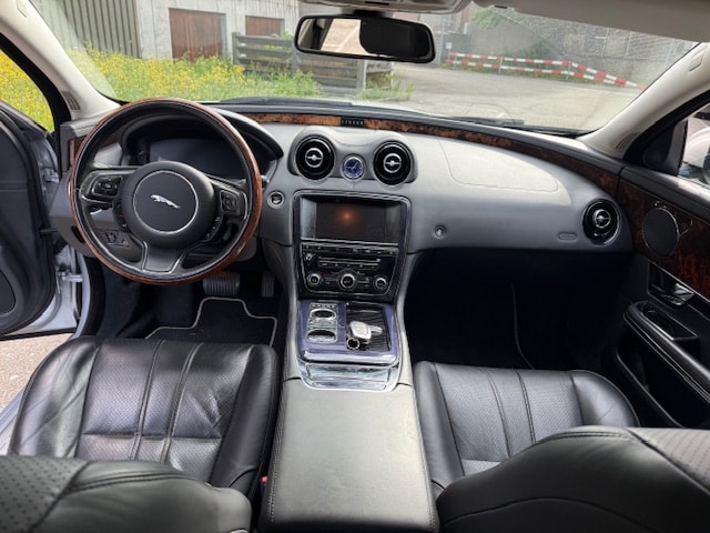 JAGUAR XJ 3.0d V6 Luxury Automatic-image-8