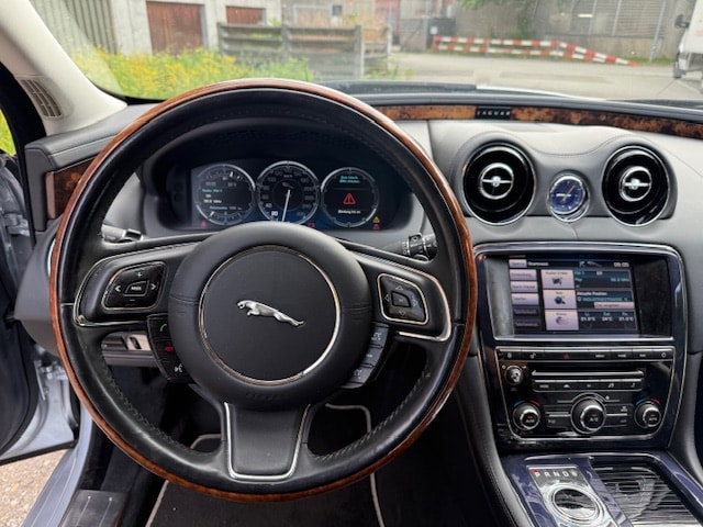 JAGUAR XJ 3.0d V6 Luxury Automatic-image-9