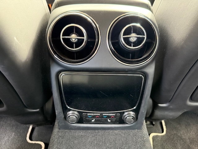 JAGUAR XJ 3.0d V6 Luxury Automatic-image-14