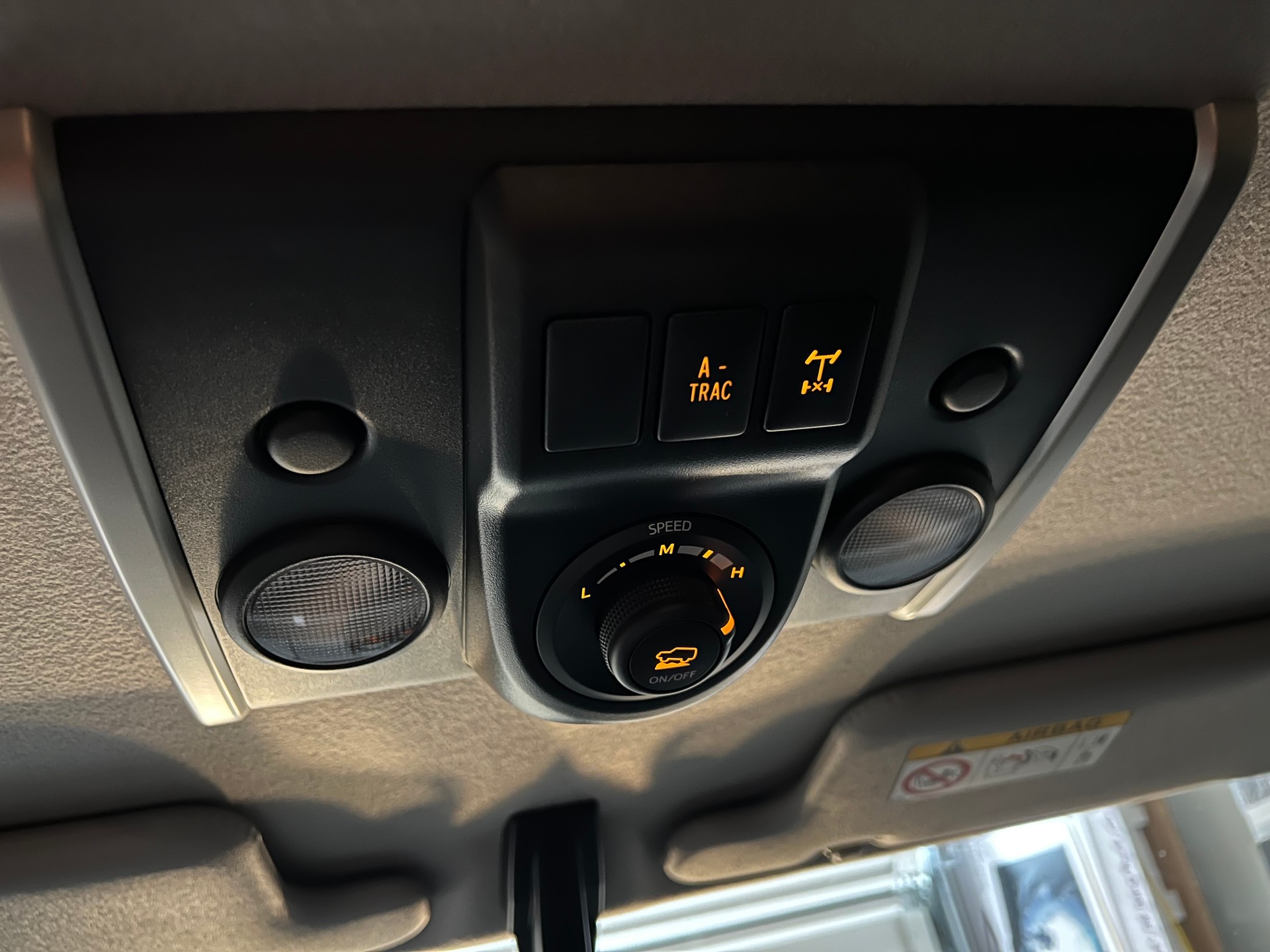 TOYOTA FJ Cruiser de 02/2022 avec seulement 5500 km (état de neuf)-image-6