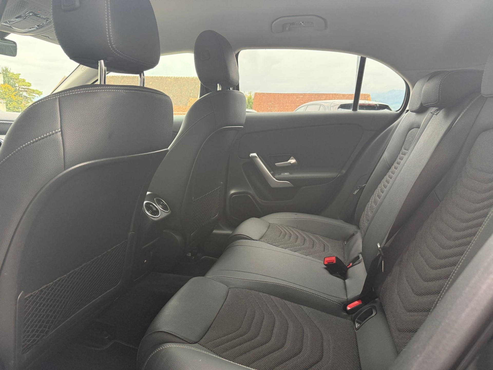 MERCEDES-BENZ A 180 7G-DCT-image-9