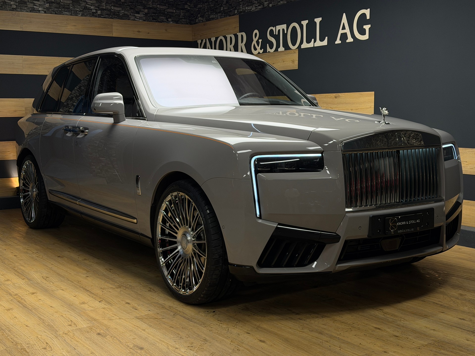 ROLLS-ROYCE Cullinan 6.7 V12 Silver Badge