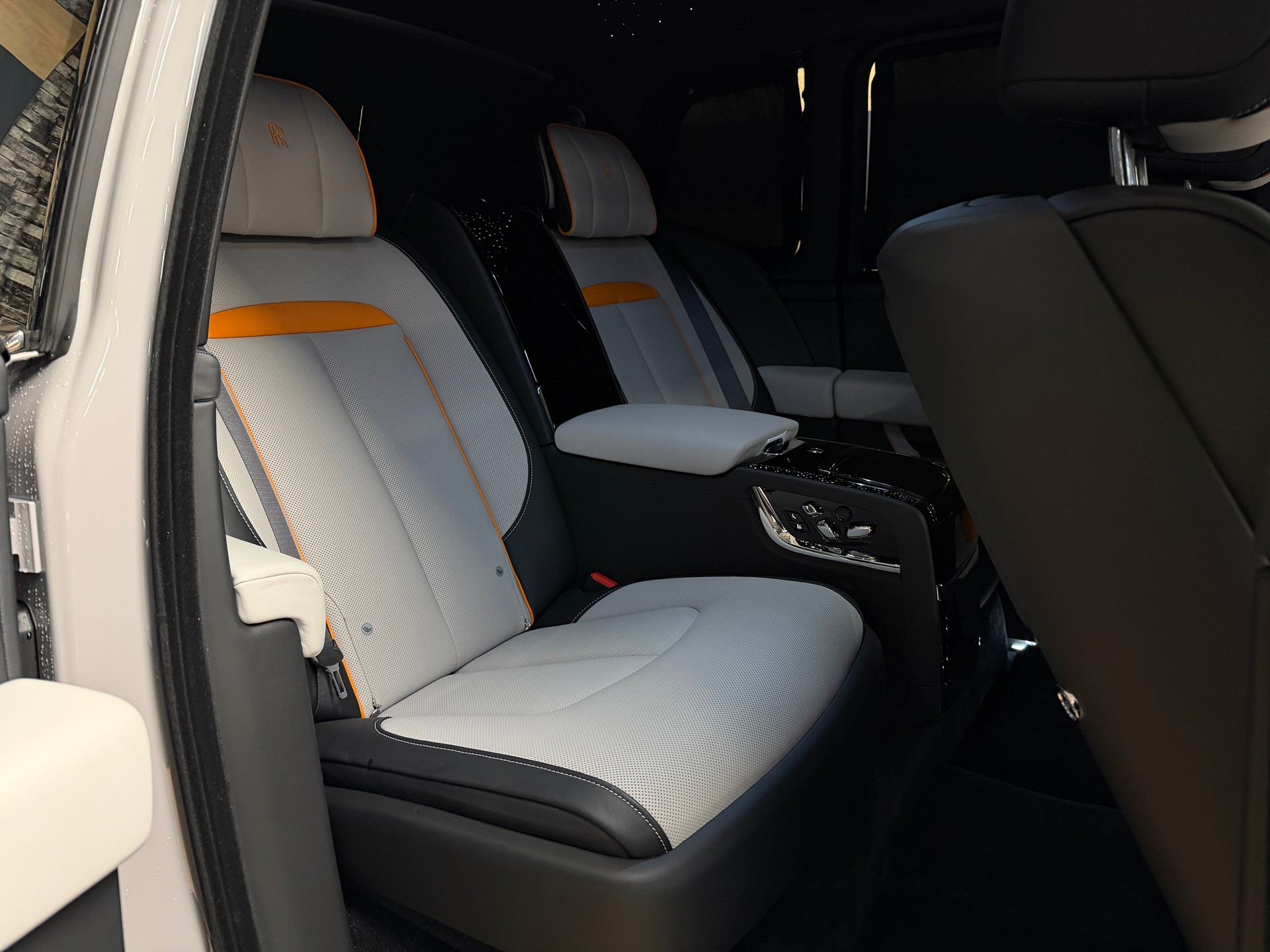 ROLLS-ROYCE Cullinan 6.7 V12 Silver Badge-image-22