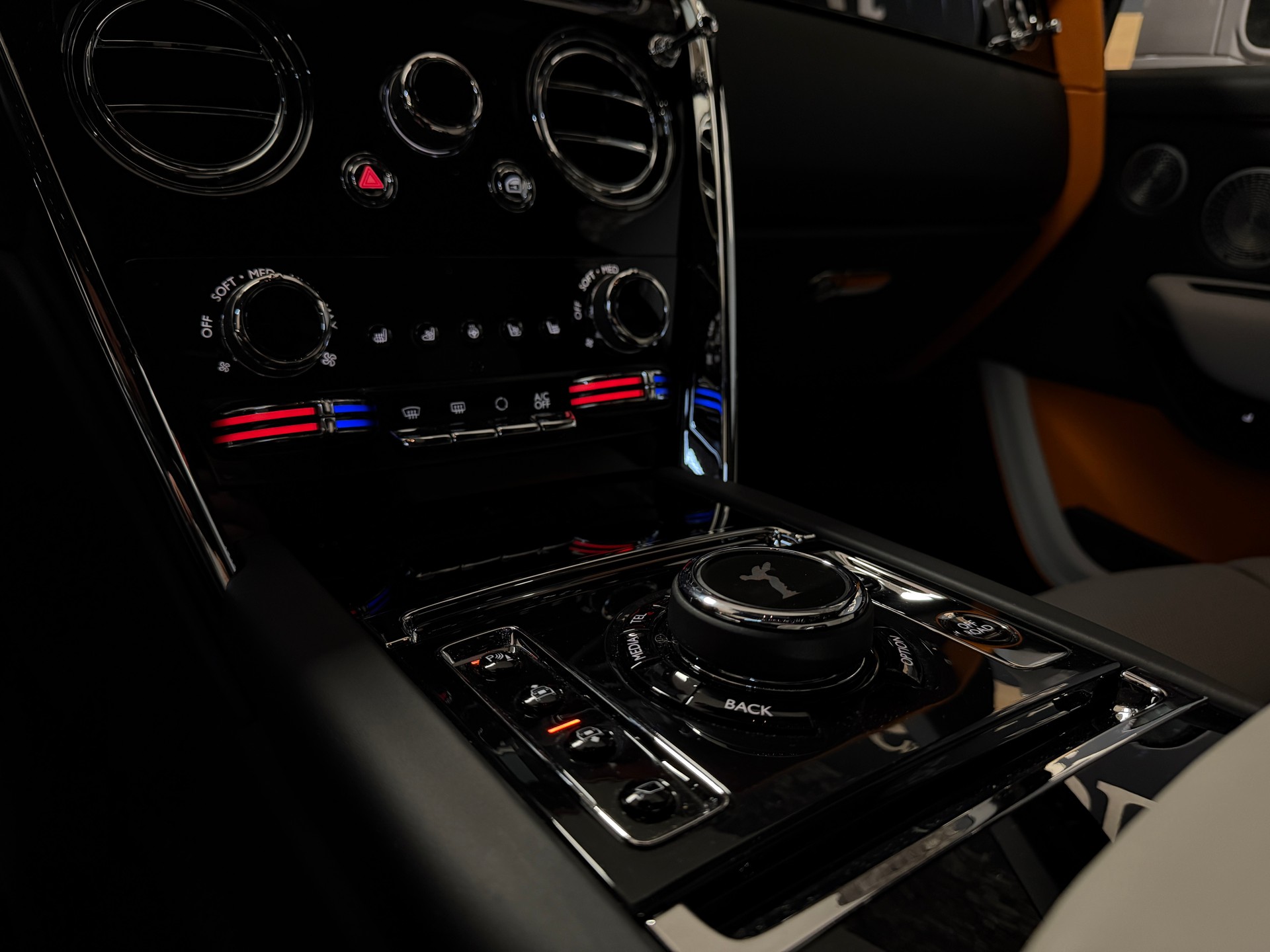 ROLLS-ROYCE Cullinan 6.7 V12 Silver Badge-image-13