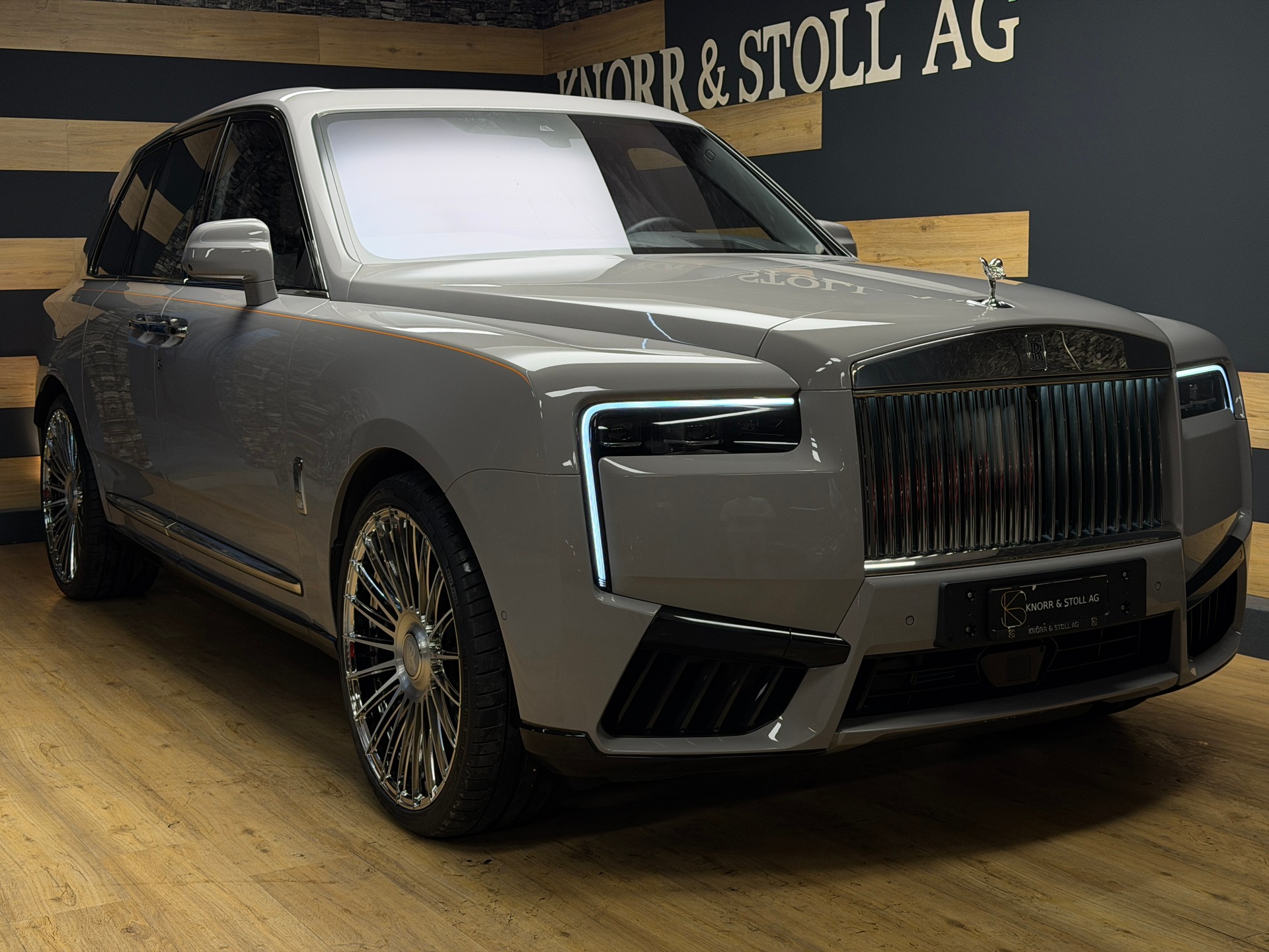 ROLLS-ROYCE Cullinan 6.7 V12 Silver Badge-showroom-element-1
