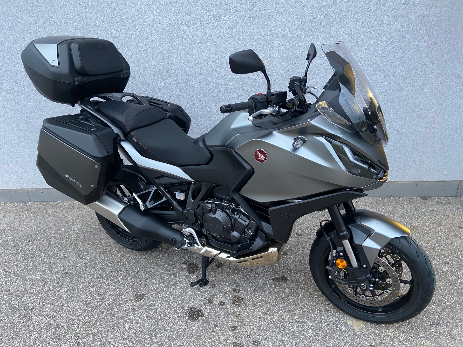HONDA NT 1100-showroom-element-1