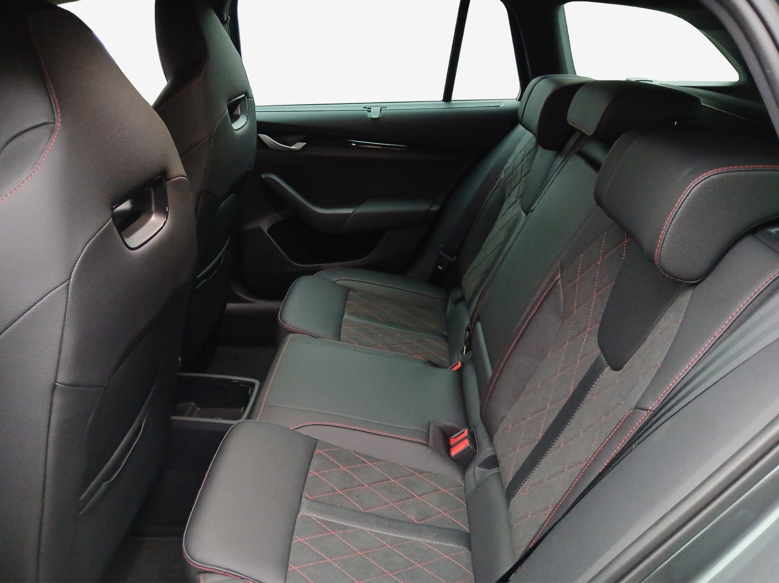 SKODA Octavia Combi 2.0 TSI DSG RS-image-11