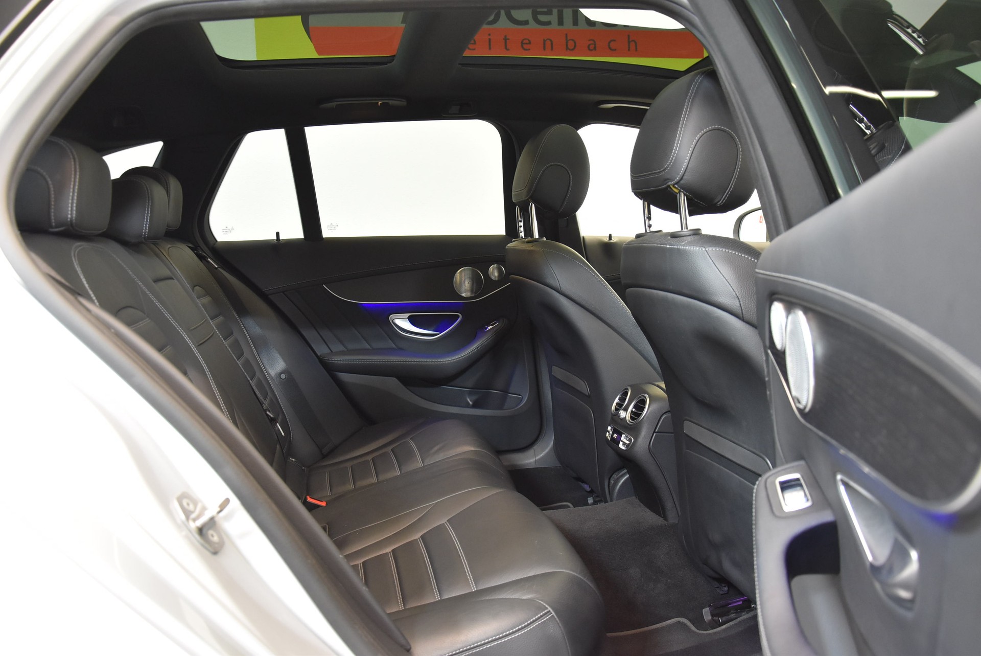 MERCEDES-BENZ C 300 AMG Line 4Matic 9G-Tronic-image-5