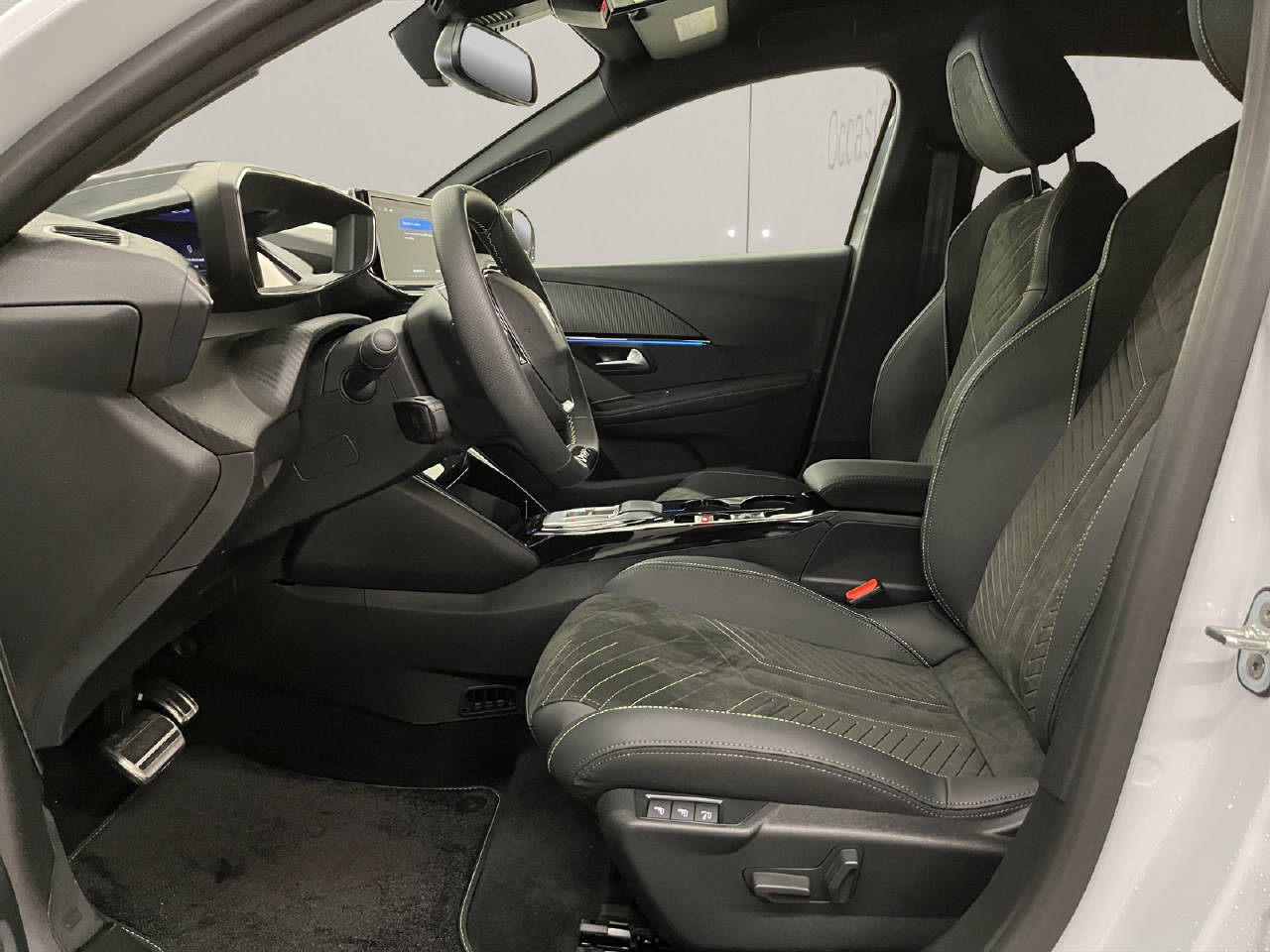 PEUGEOT 208 1.2 Hybrid 145 GT-image-4