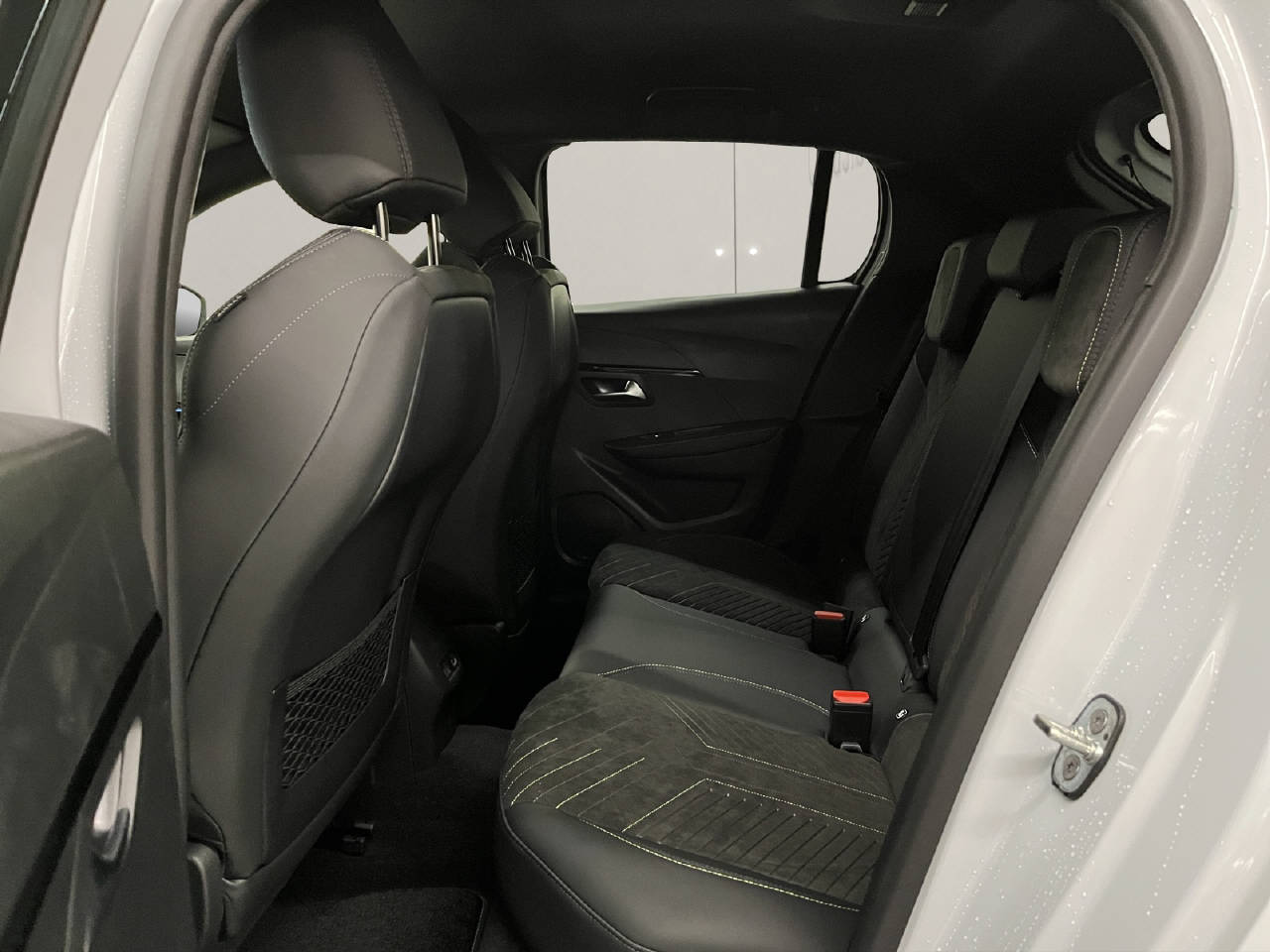PEUGEOT 208 1.2 Hybrid 145 GT-image-10