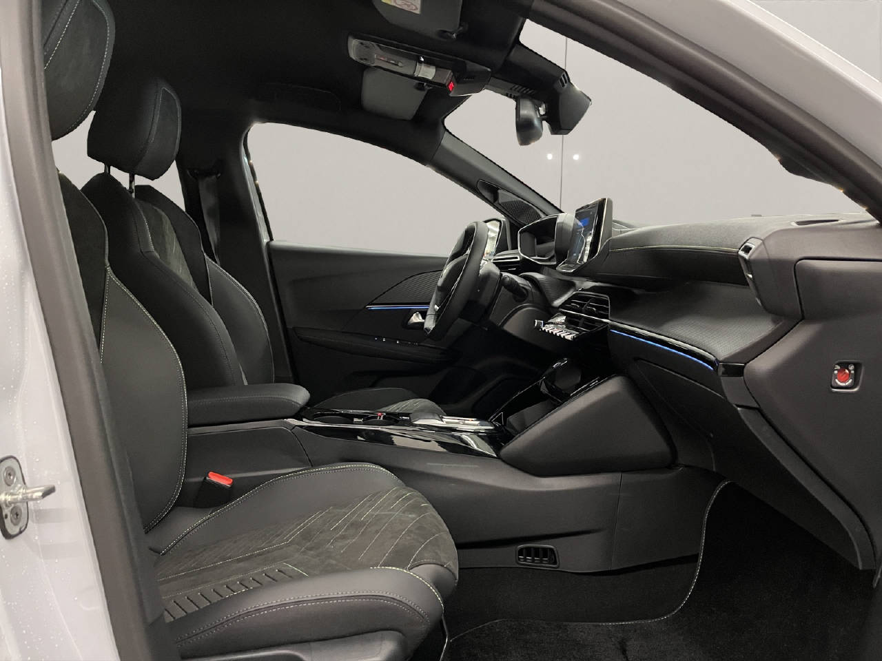 PEUGEOT 208 1.2 Hybrid 145 GT-image-11