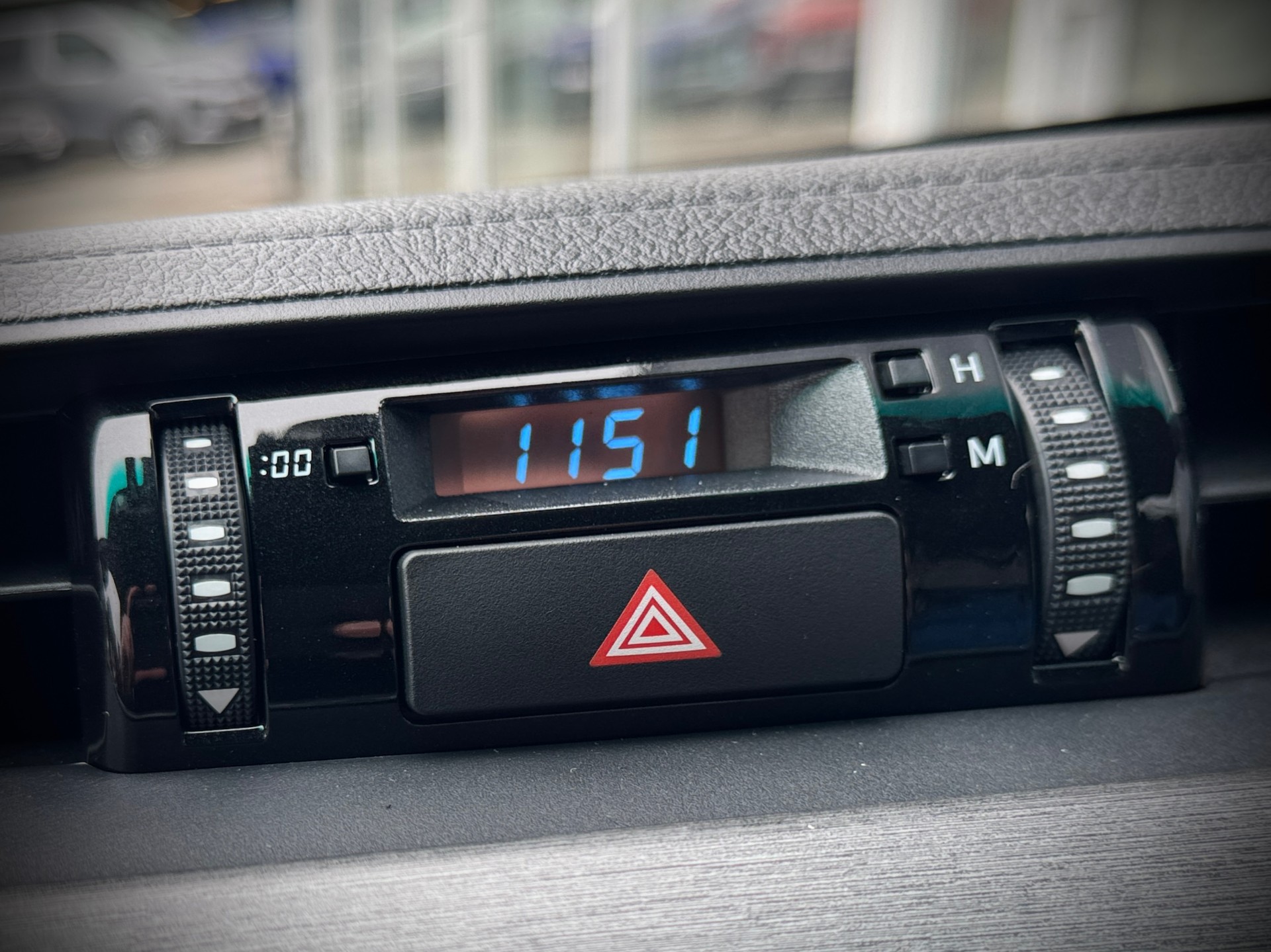 TOYOTA Hilux 2.8d MHEV Invincible Double Cab 4x4-image-16