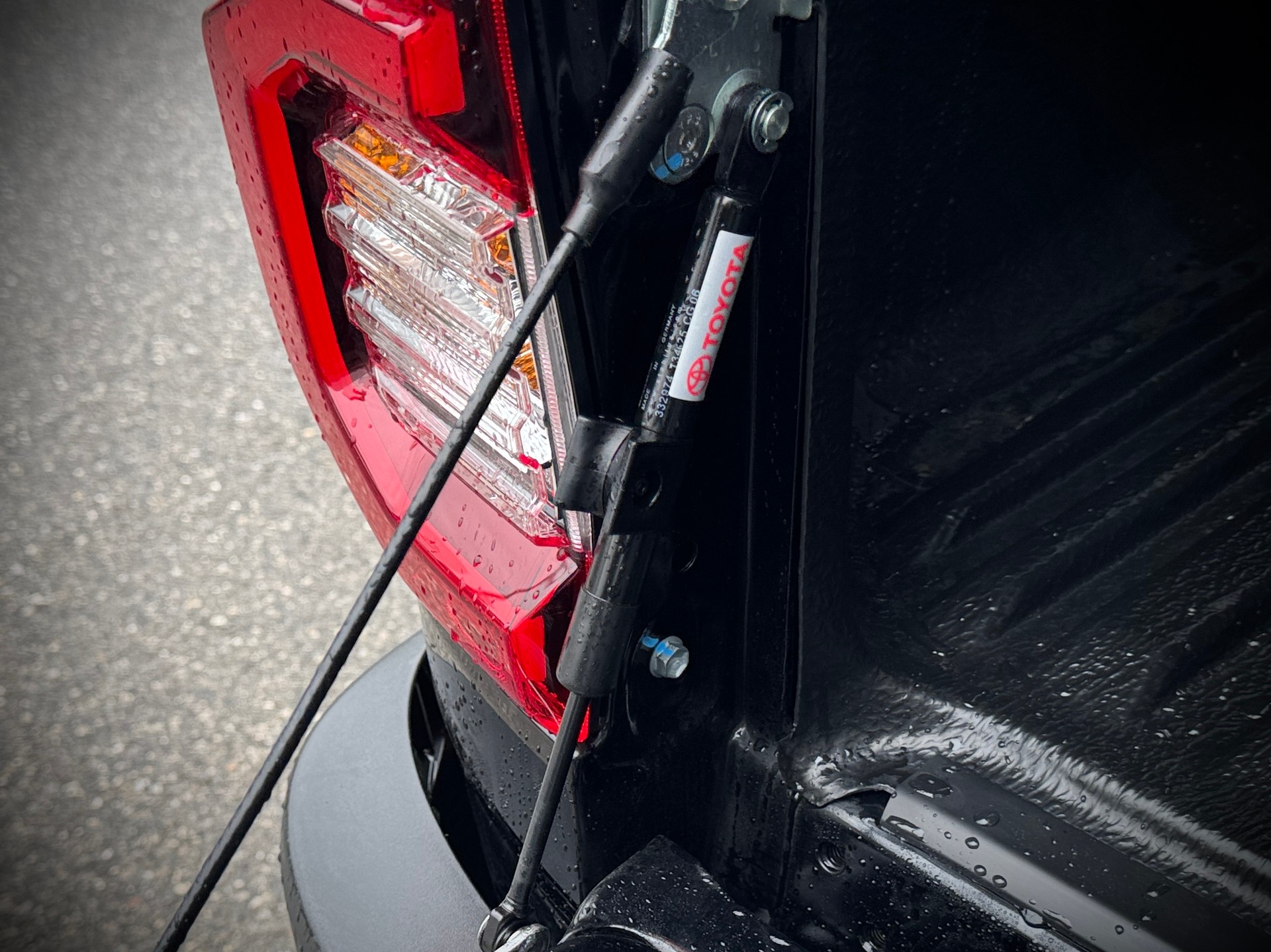 TOYOTA Hilux 2.8d MHEV Invincible Double Cab 4x4-image-9