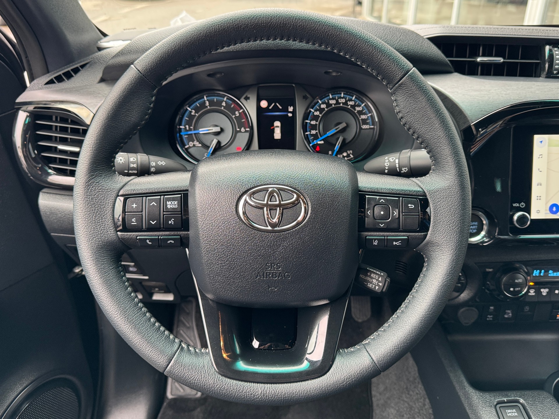 TOYOTA Hilux 2.8d MHEV Invincible Double Cab 4x4-image-19