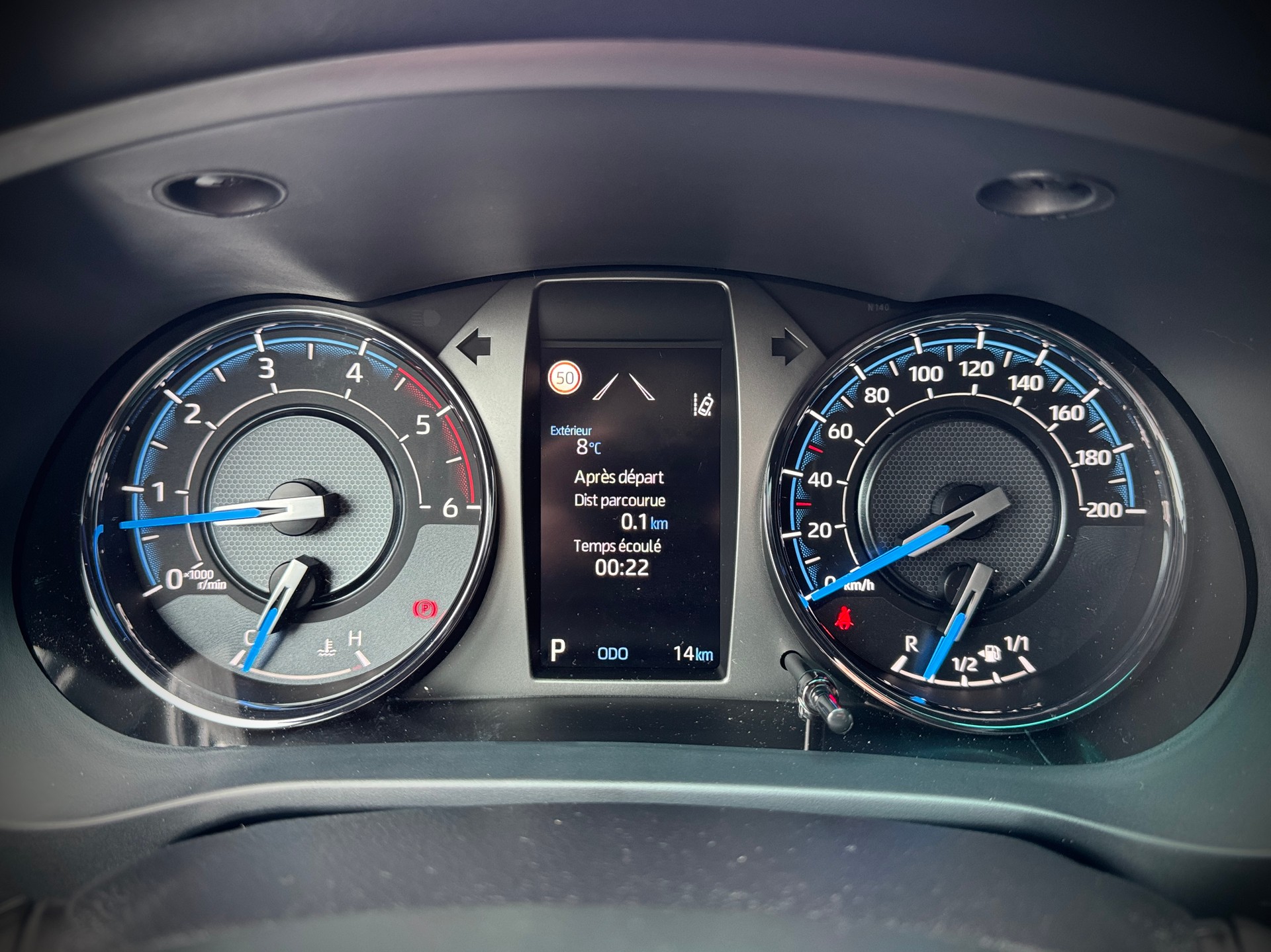 TOYOTA Hilux 2.8d MHEV Invincible Double Cab 4x4-image-18