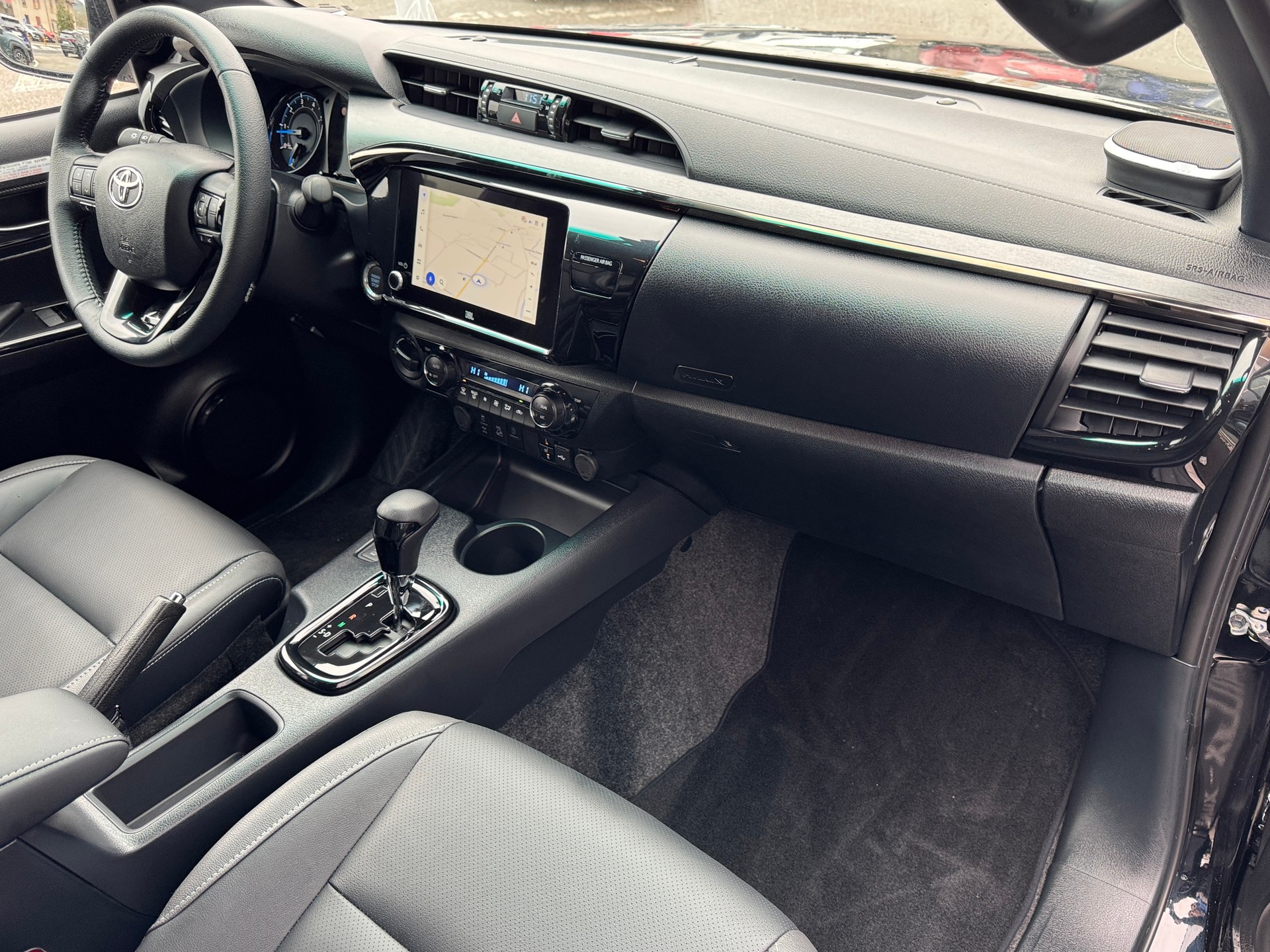 TOYOTA Hilux 2.8d MHEV Invincible Double Cab 4x4-image-14