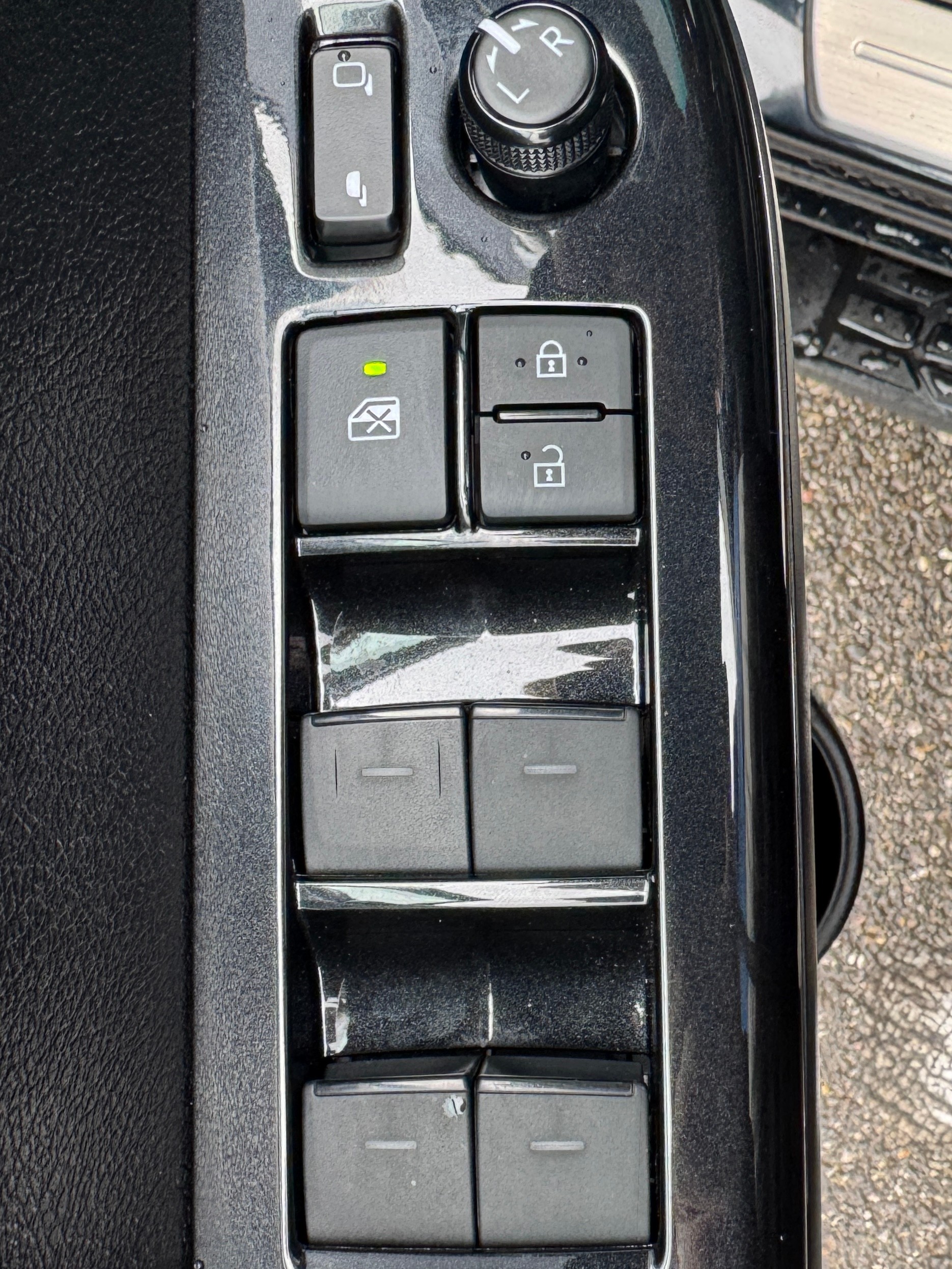 TOYOTA Hilux 2.8d MHEV Invincible Double Cab 4x4-image-23