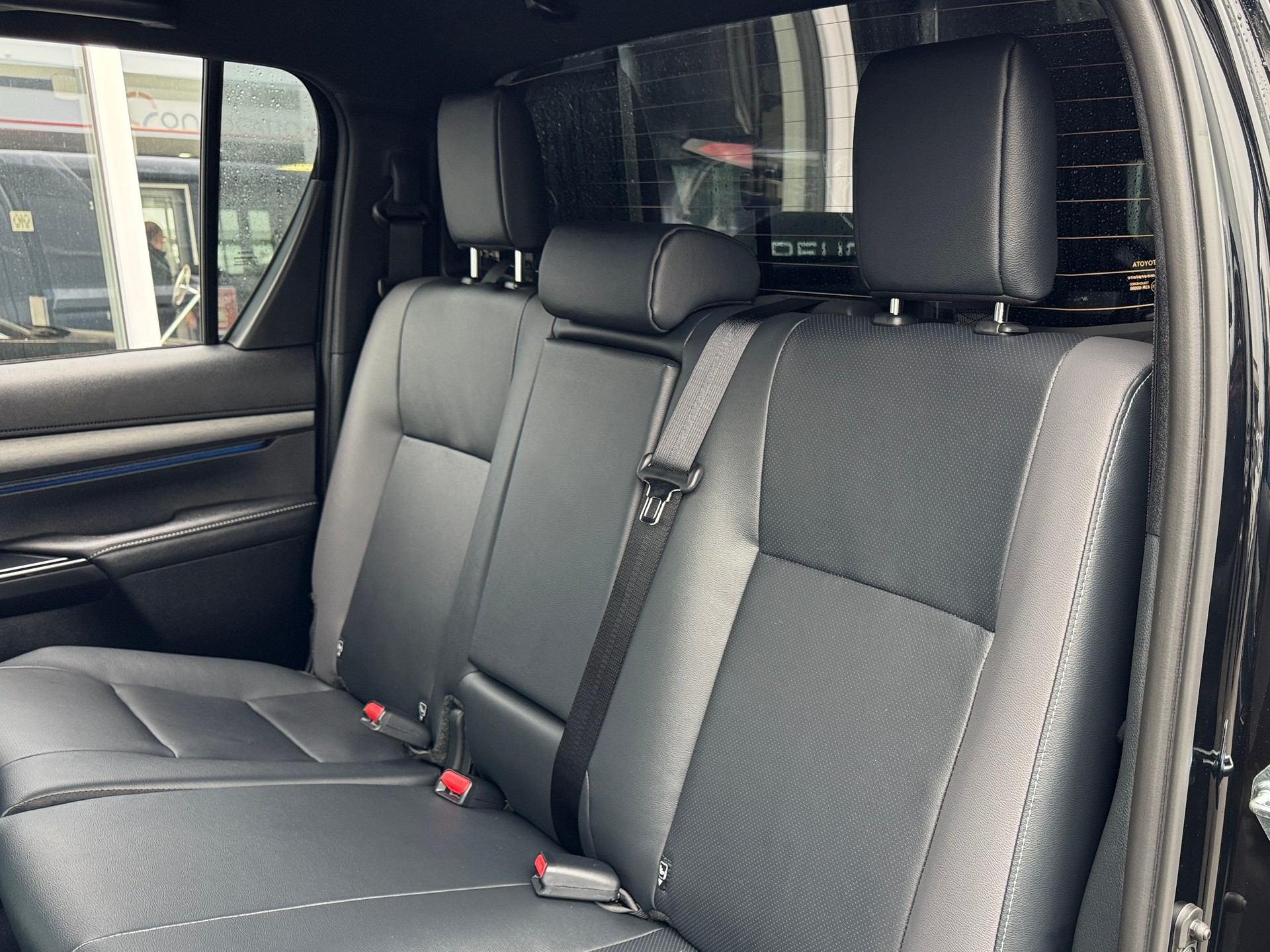TOYOTA Hilux 2.8d MHEV Invincible Double Cab 4x4-image-15