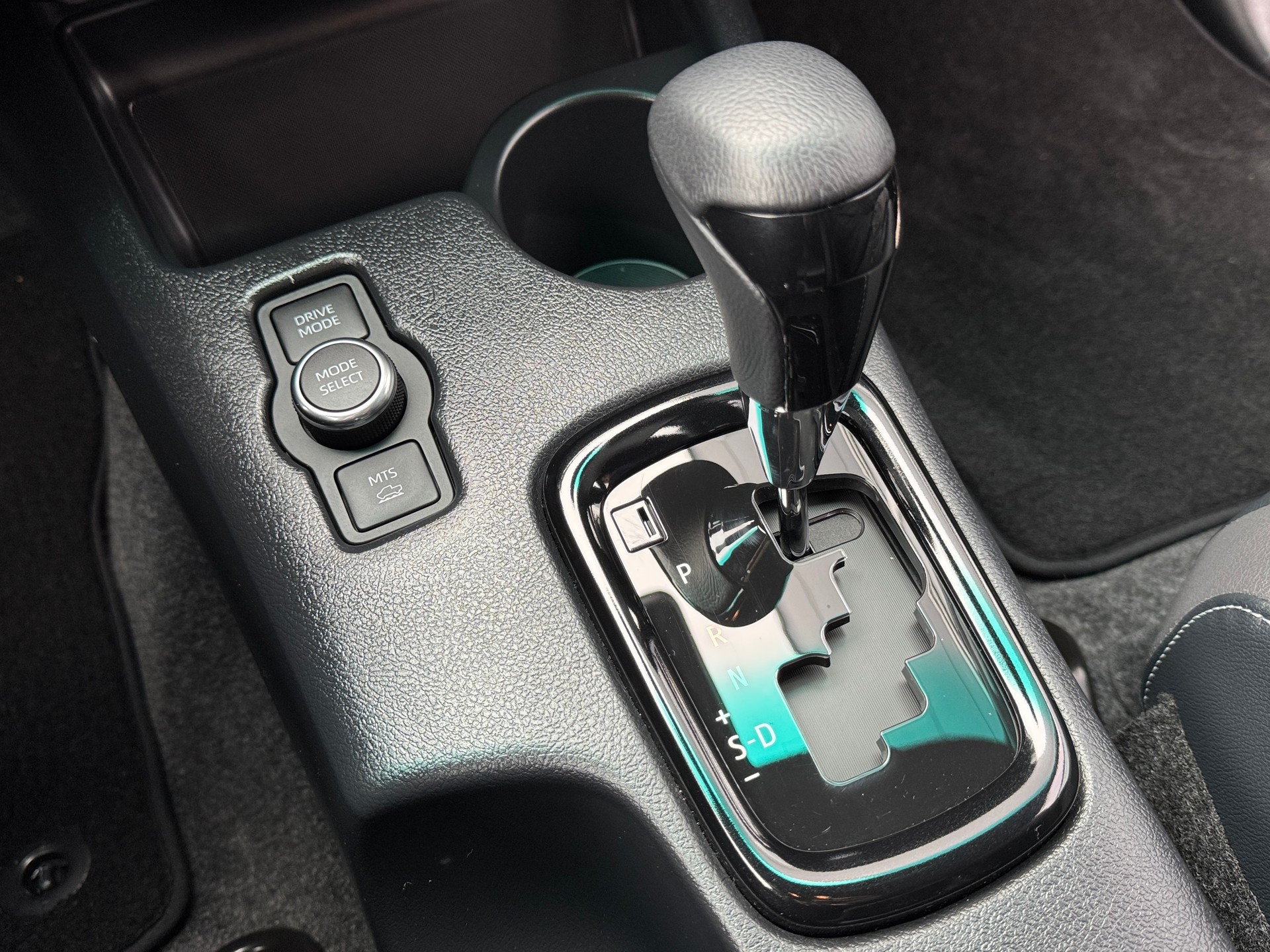 TOYOTA Hilux 2.8d MHEV Invincible Double Cab 4x4-image-27