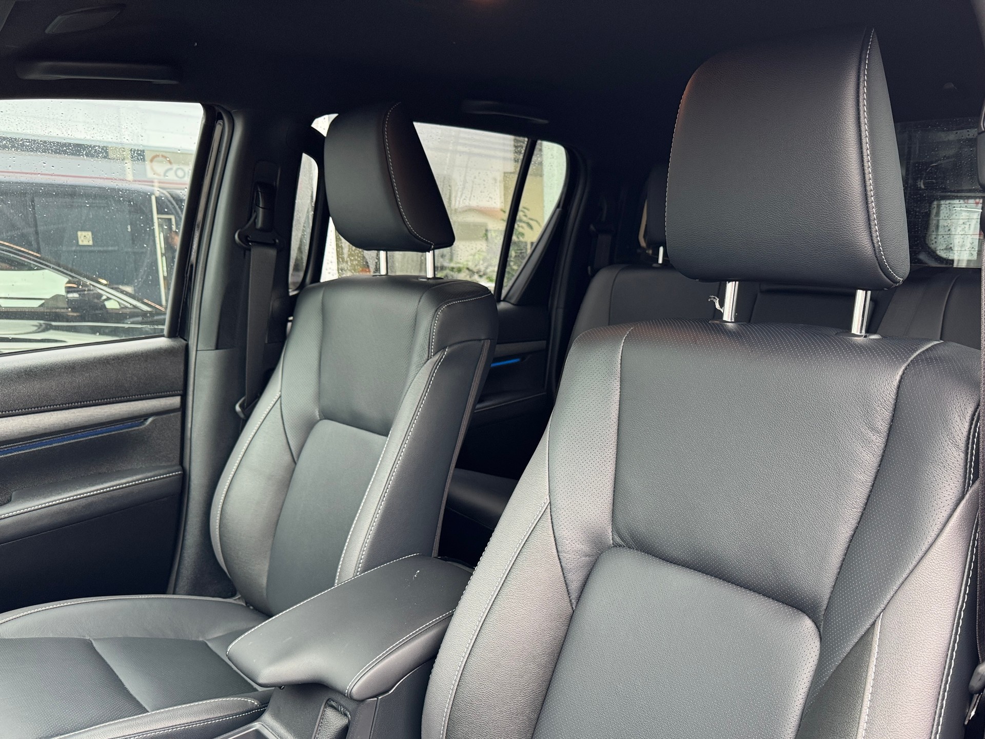 TOYOTA Hilux 2.8d MHEV Invincible Double Cab 4x4-image-12