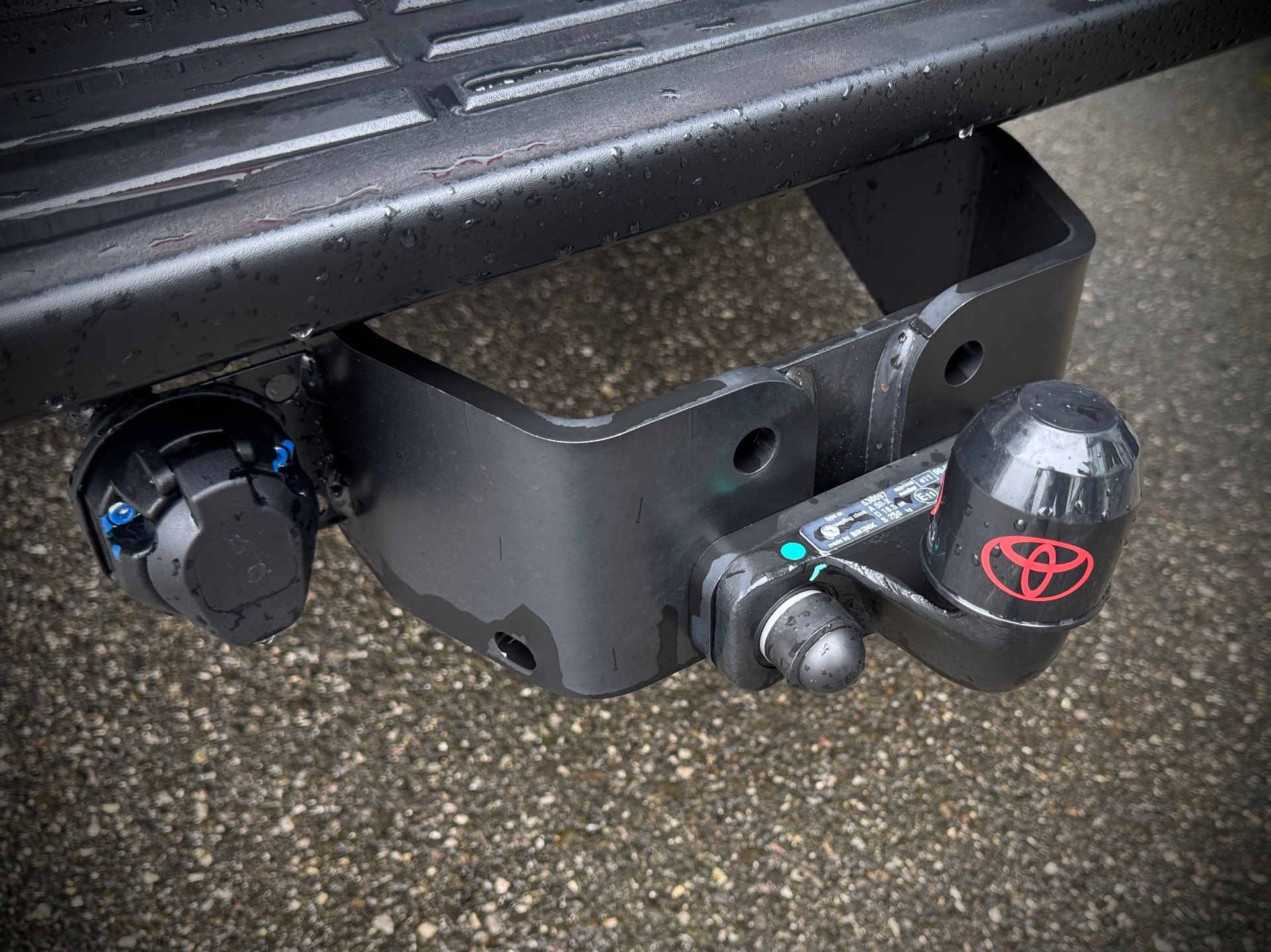 TOYOTA Hilux 2.8d MHEV Invincible Double Cab 4x4-image-11