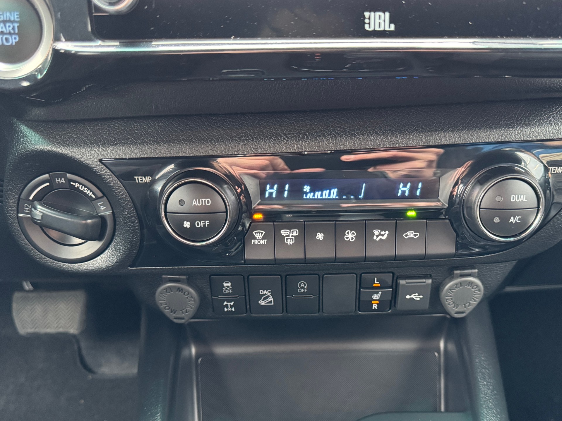 TOYOTA Hilux 2.8d MHEV Invincible Double Cab 4x4-image-26