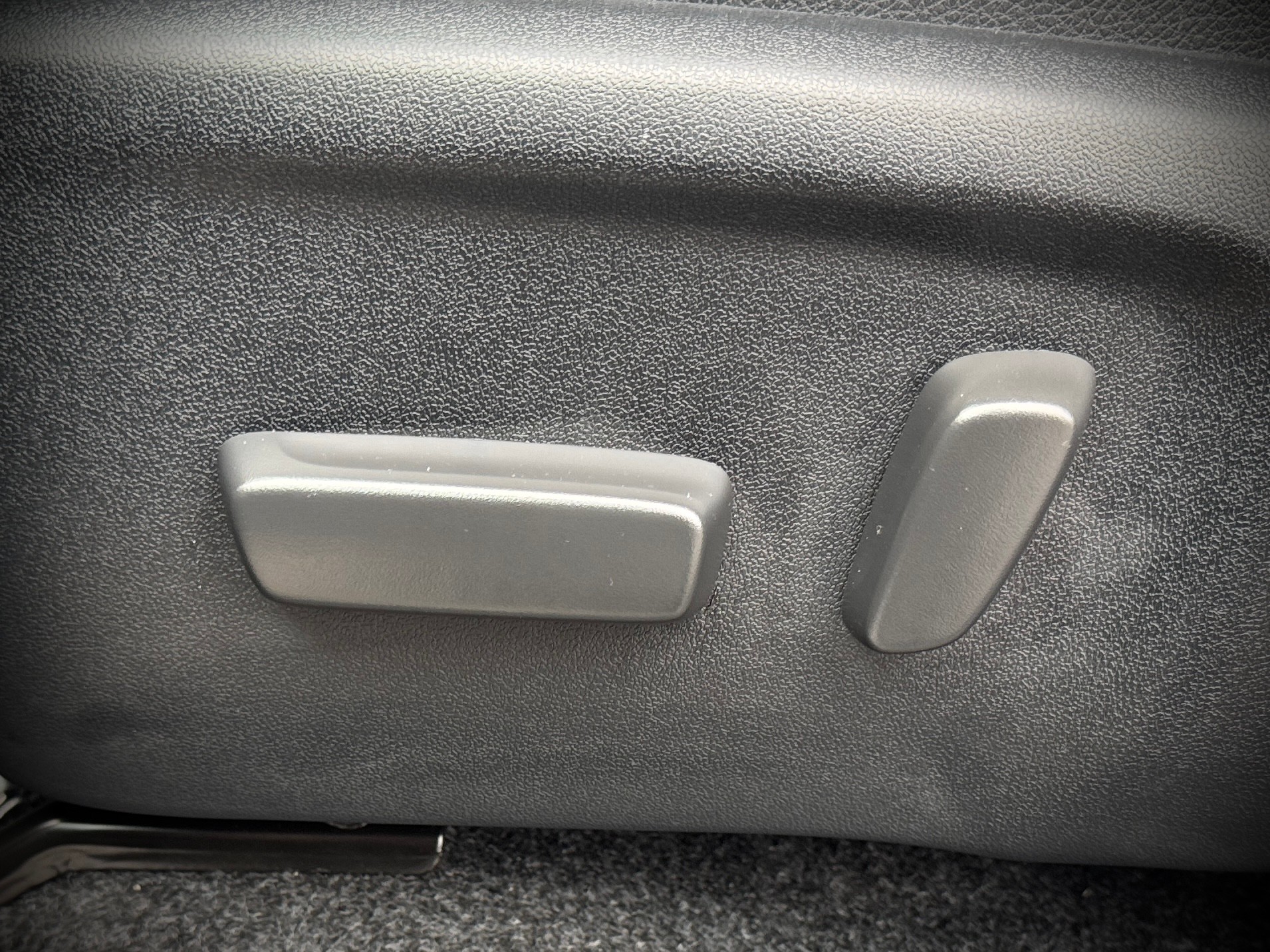 TOYOTA Hilux 2.8d MHEV Invincible Double Cab 4x4-image-13