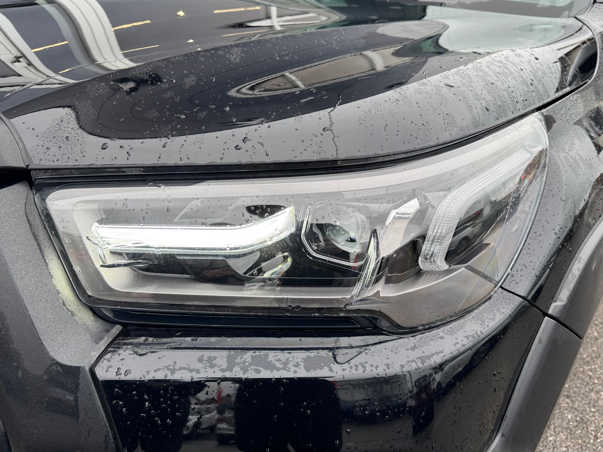 TOYOTA Hilux 2.8d MHEV Invincible Double Cab 4x4-image-3