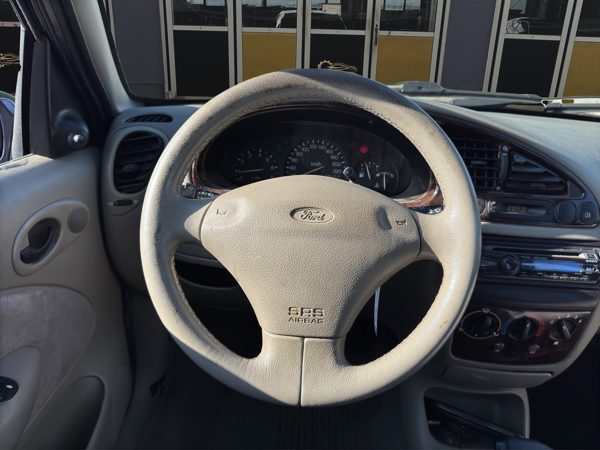 FORD Fiesta 1.2i 16V Ghia-image-10