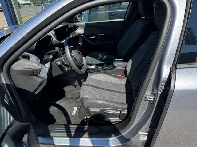 PEUGEOT 2008 1.2 PureTech Allure Premium-image-4