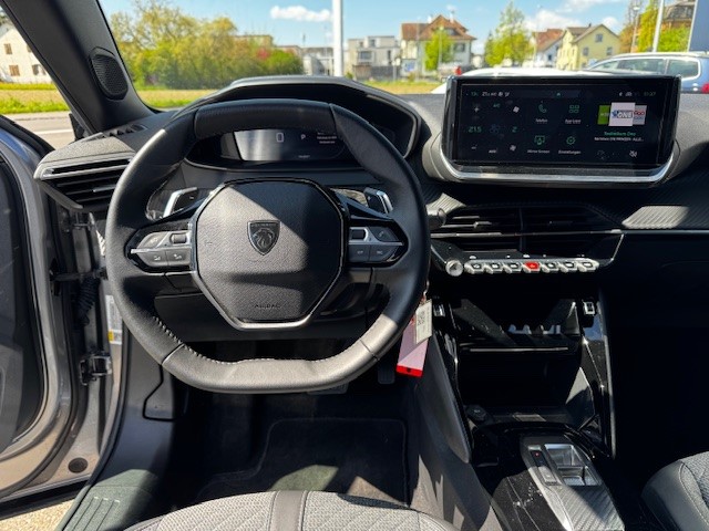 PEUGEOT 2008 1.2 PureTech Allure Premium-image-5