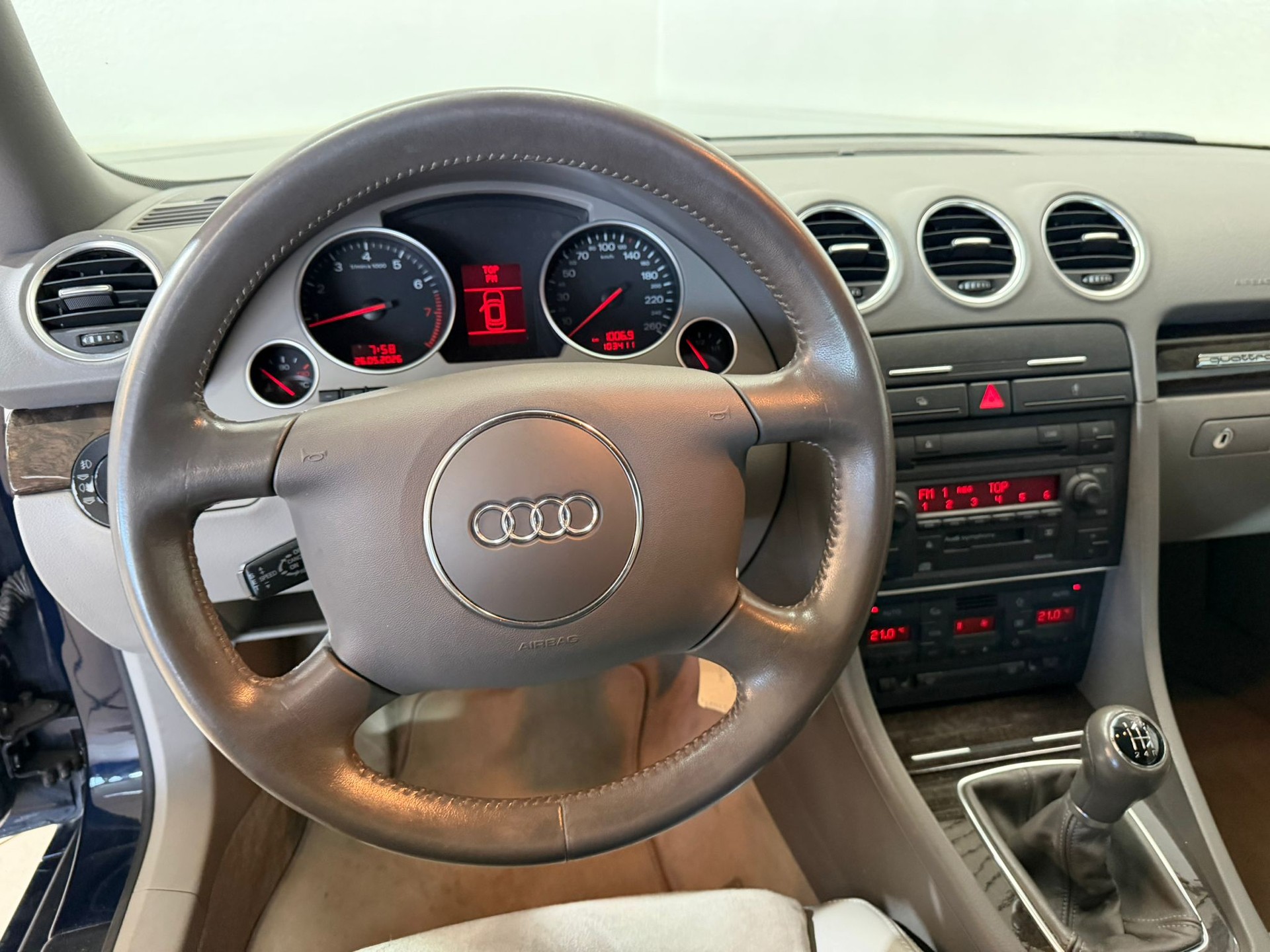 AUDI A4 Cabriolet 2.4 V6-image-10