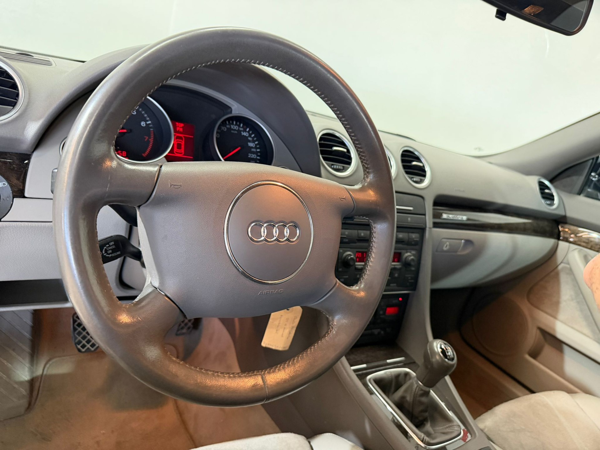AUDI A4 Cabriolet 2.4 V6-image-9