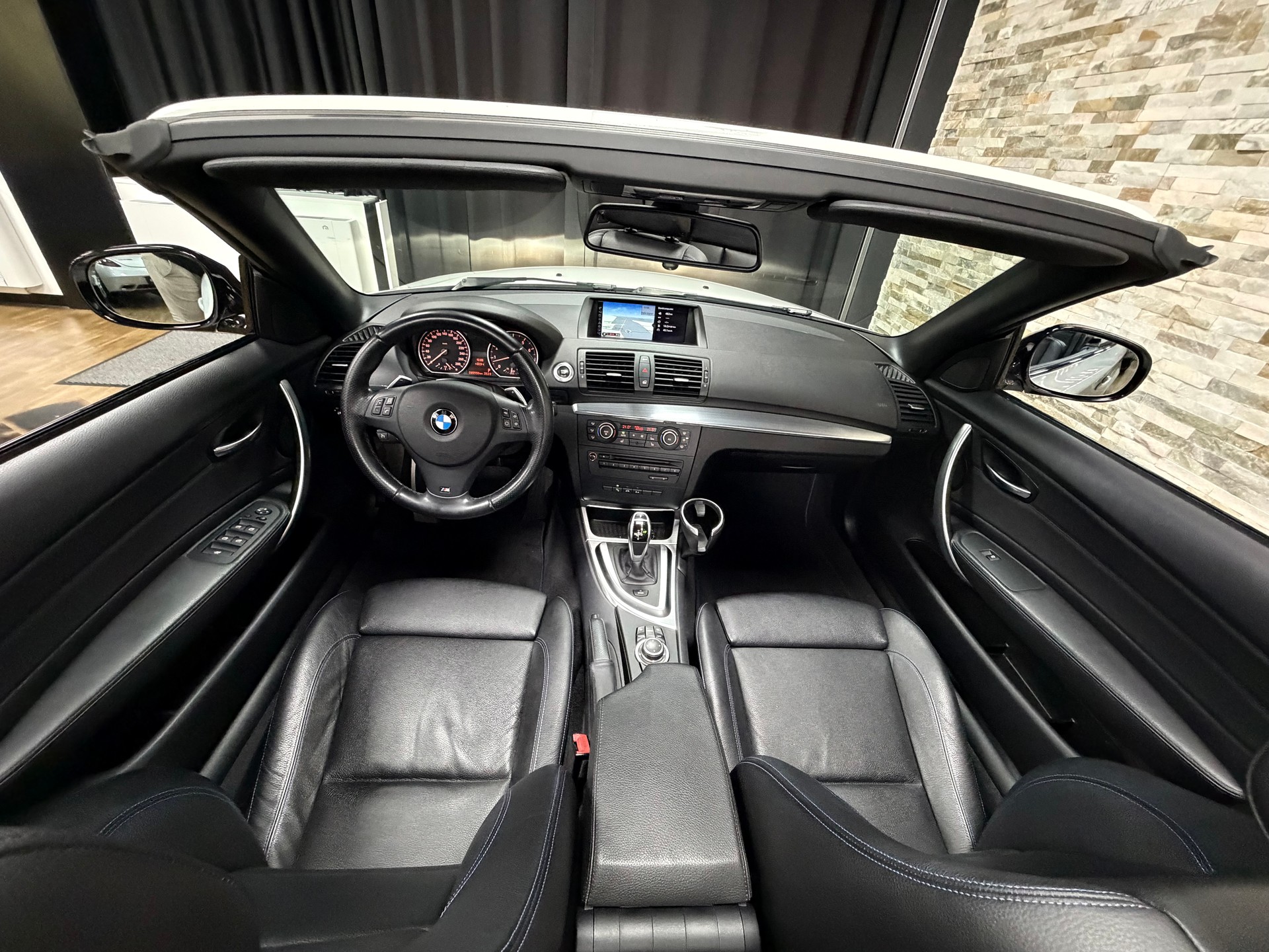 BMW 135i Cabrio DSG-image-24