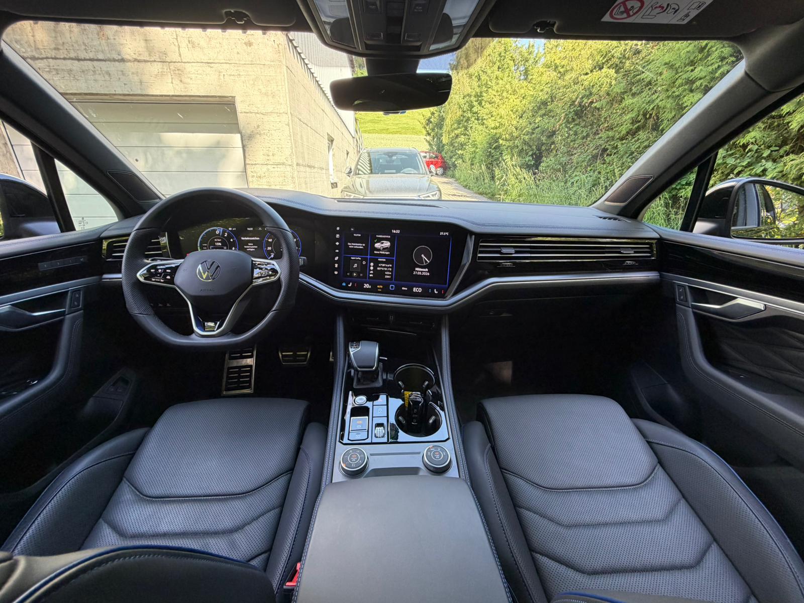 VW Touareg 3.0 TSI R eHybrid Tiptronic-image-23
