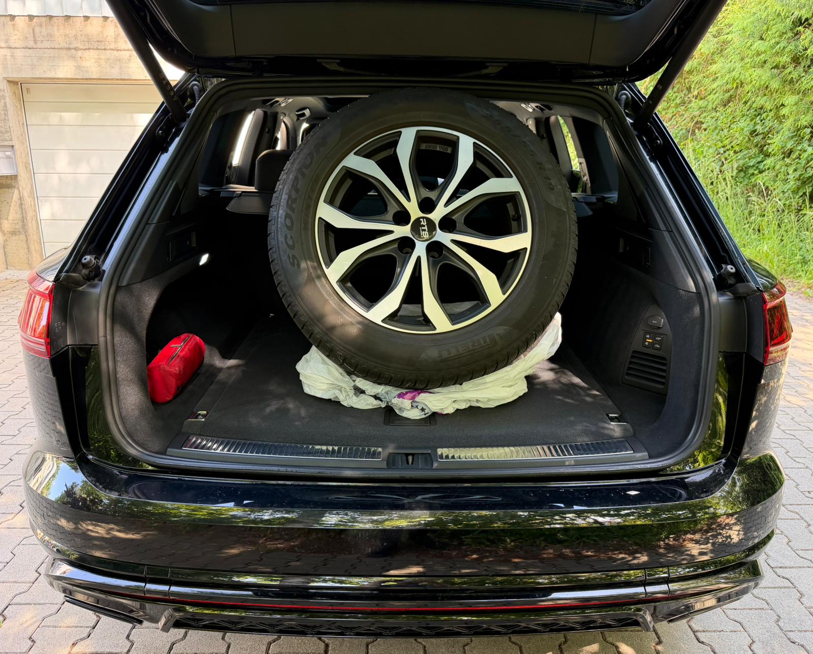 VW Touareg 3.0 TSI R eHybrid Tiptronic-image-13