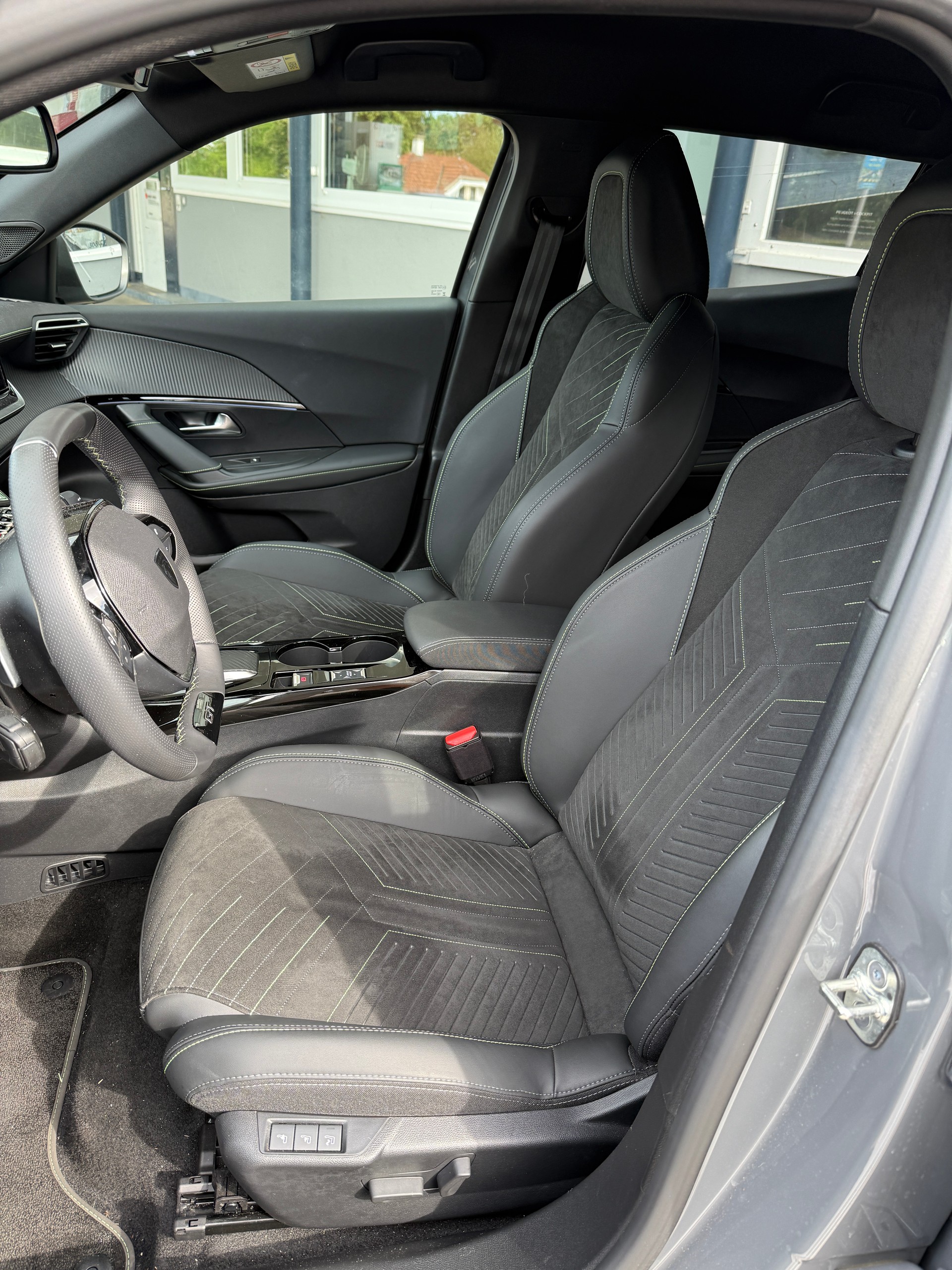 PEUGEOT 2008 1.2 145 MHEV GT-image-6