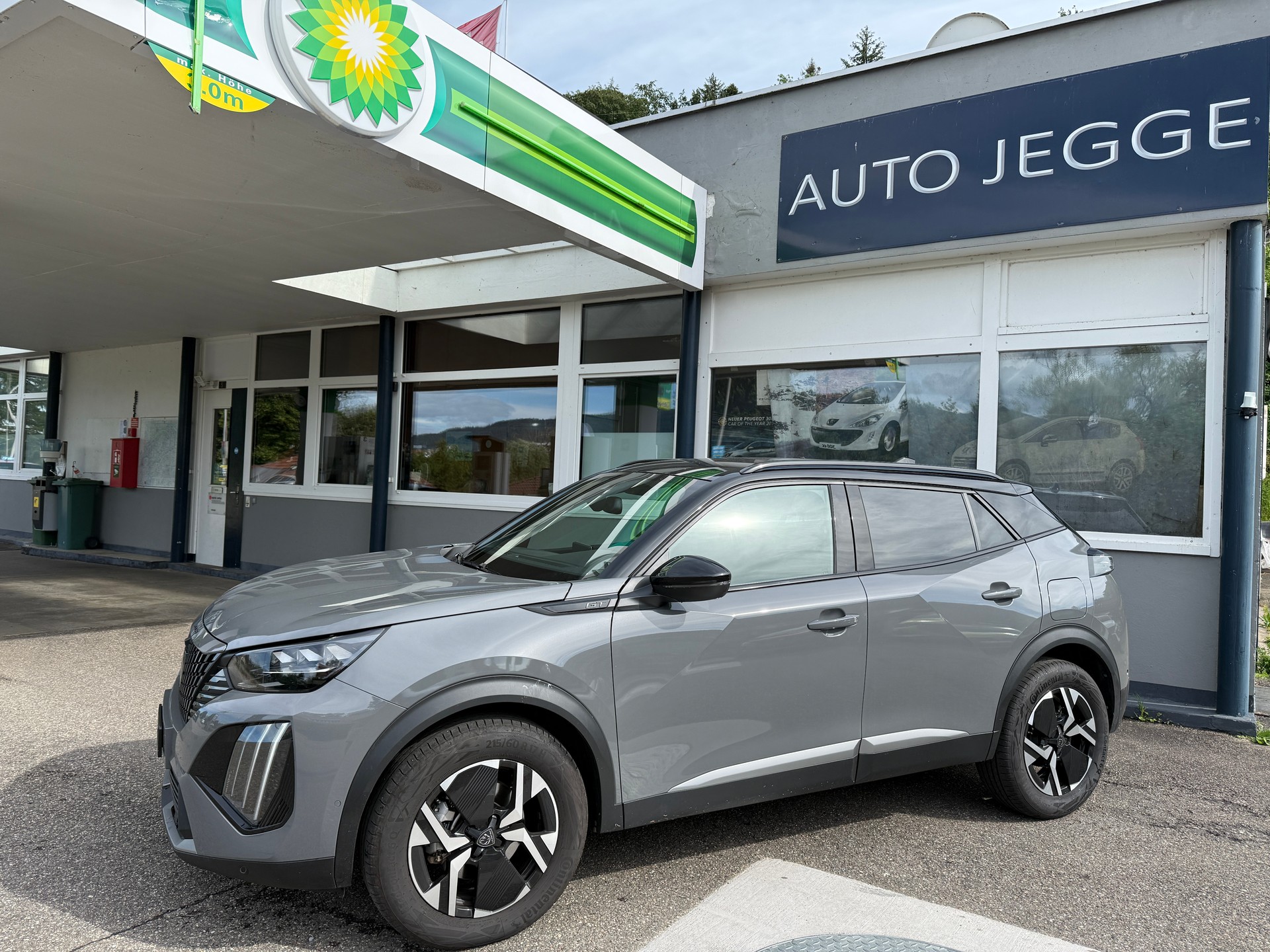 PEUGEOT 2008 1.2 145 MHEV GT-image-1